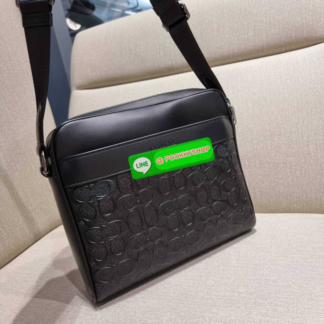 COACH F28455 CHARLES CAMERA BAG IN SIGNATURE LEATHER รุ่นสุดฮิตที่หนุ่มๆเค้ารู้กัน กับกระเป๋าสะพายข้างทรงแมสเซนเจอร์ ที่อัพเลเวลความหรูด้ายลายปั๊มซิกเนเจอร์นูน บนวัสดุหนัง crossgrain ตัดสลับด้วยหนังแท้ สัมผัสดีทั้งใบ มีช่องซิปให้ด้านหน้า และช่องย่อยด้านหล