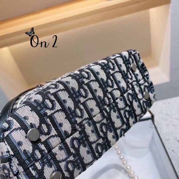 Christian Dior x Alexander Wang กระเป๋าสะพายdior ผ้าทอลาย Dior ซิปบน ที่รวมตัวกับ wang เพิ่มความหรูหรามากขึ้น มาพร้อมสายมุกยาวสะพายครอสบอดี้ถอดออกได้ค่ะ งานสวยอะไหลาปั๊มทุกจุด