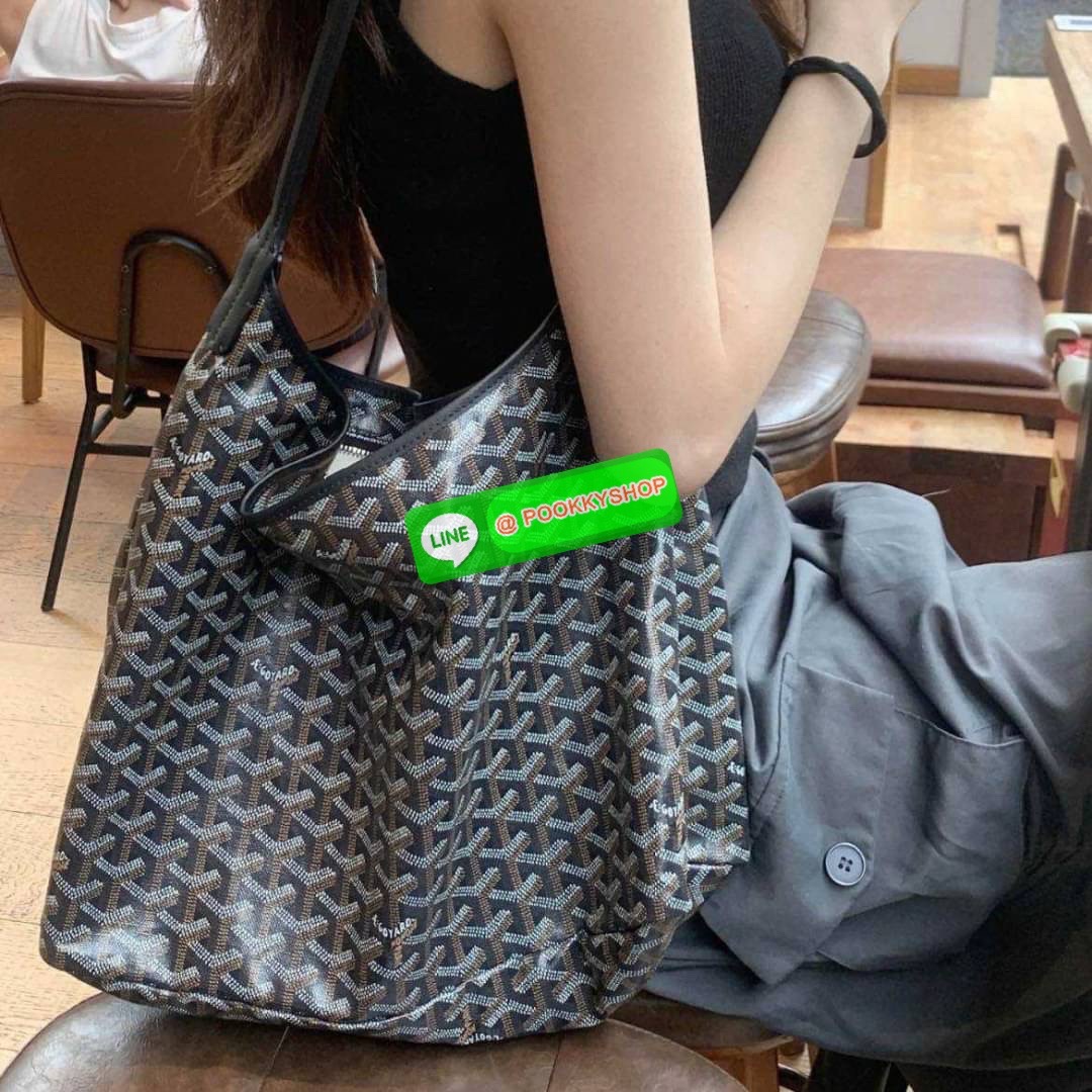 GOYARD BOHEME HOBO BAG ใหม่สุดคุ้ม กับกระเป๋าสะพายทรงโฮโบ ใบใหญ่จุใจ!! มาครบสีขายดี เลิศทุกสี รูปทรงคลาสสิค ดีไซน์เป็นเอกลักษณ์ วัสดุหนังแคนวาสพิมพ์ลายสวยคม ปากกระเป๋ามีซิปเปิด-ปิดกันของหล่นได้ ภายในโล่งกว้างมาก มาพร้อมสายคล้องในตัว ทนทาน สะพายสวยๆได้ทุกว