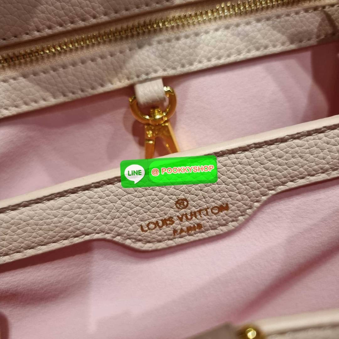 NEW IN!! LV capucines top handle วีไอพีพรีเมี่ยมกิ๊ฟจากเคาน์เตอร์ ที่สุดของความสวยในราคาเบาๆ กระเป๋าถือสุดหรู ดีไซน์ทรงคลาสสิค พร้อมลวดลายหรูหรา มาพร้อมหูจับในตัว ด้วยรูปทรงวินเทจและวัสดุหนังลูกวัว สัมผัสดี ขับผิว ทำให้ไอเท็มนี้สะกดทุกสายตาจริงๆ และยังมีล