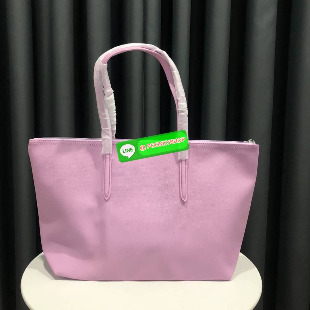 ลาคอส Classic Tote Bag กระเป๋าสะพายทรงช้อปปิ้งหลากสีรุ่นยอดนิยมด้านหน้าประดับโลโก้จระเข้สัญลักษณ์แบรนด์ ภายในกว้างจุได้เยอะ เปิดปิดด้วยซิปสะดวกใช้ มี1 ช่องซิปเล็ก หัวซิปปั้มเเบรนด์ วัสดุกันน้ำ ขนาดกำลังดี ใส่หนังสือ เอกสารA4 ของใช้ได้เยอะ สวยทุกสีค่ะ