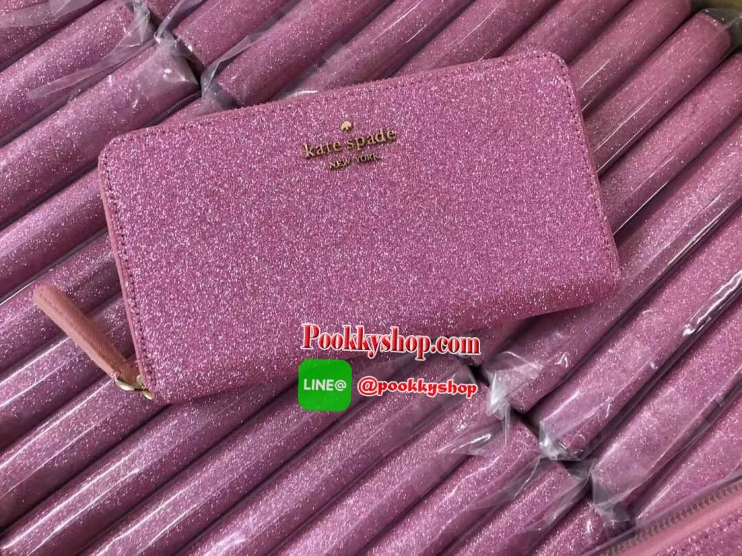 KATE SPADE JOELEY LONG WALLET กระเป๋าสตางค์ใบยาวรุ่นใหม่ล่าสุดหนัง Saffiano สไตล์ PRADA สวยน่าใช้ตัวเนื้อกระเป๋าตกแต่งด้วยกลิทเตอร์ทั้งใบ สวยหรู ภายในมีช่องซิป1ช่อง และช่องใส่บัตรหลายช่อง ใส่เหรียญ บัตรได้เยอะ ตัวจริงสวยน่าใช้มากค่ะ