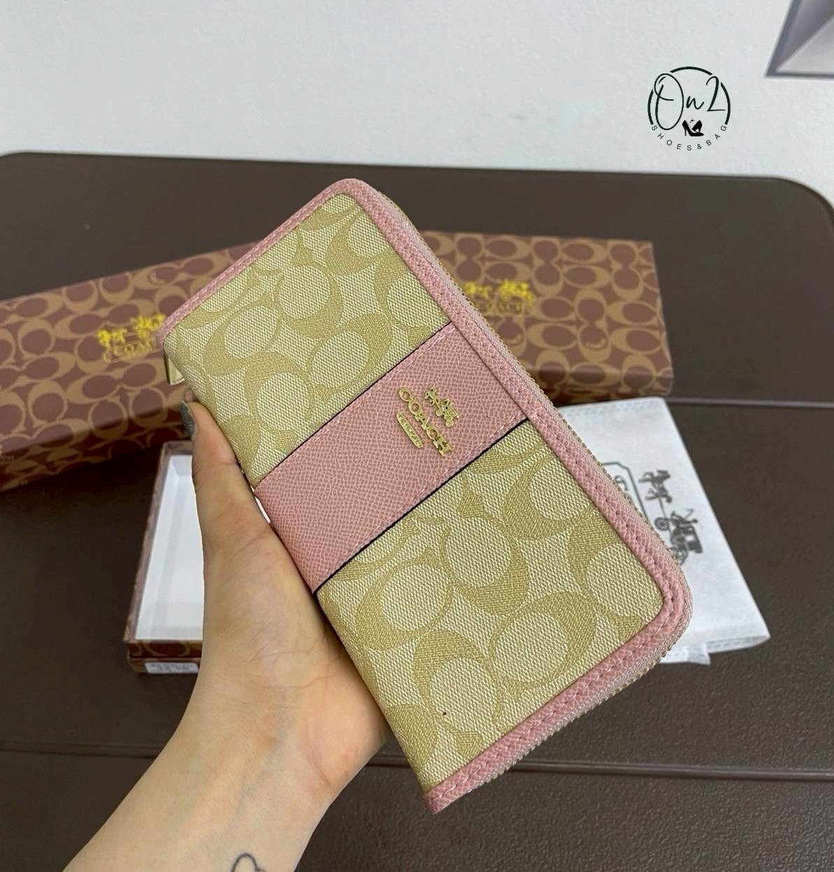 Coach wallet กระเป๋าสตางค์ สวยสะดุดตาสุดสุด เป็นแบบใบยาวแบบมีช่องเล็กใส่เหรียญ ใส่การ์ดใส่แบงค์ได้ มีสีมงคลให้เลือกเยอะมาก เหมาะสำหรับเป็นของฝากของขวัญหรือใช้เองก็เลิศค่ะ