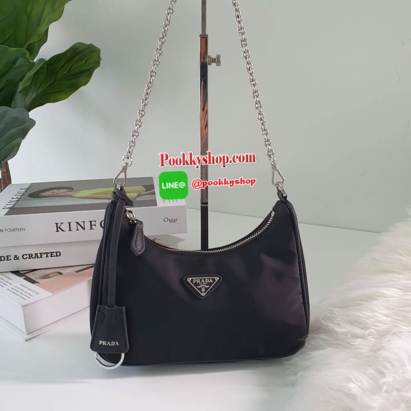 พร้อมส่งรุ่นใหม่ กำลังมาแรงมากค่ะ กับแบรนด์ PRADA ใบเดียวคุ้มมากค่ะ อุปกรณ์ ครบชุด ซื้อ1ได้ถึง3ไอเท็ม ทั้งสายยาว และกระเป๋าใส่เหรียญ และป้ายแท็คหนัง อย่างดี อะไหล่ปั้มแบรนด์แท้ทุกจุด วัสดุทำจากผ้า Nylon อย่างดี กันน้ำได้ อยู่ทรงสวย สามารถใส่กระเป๋าตังค์ใบ