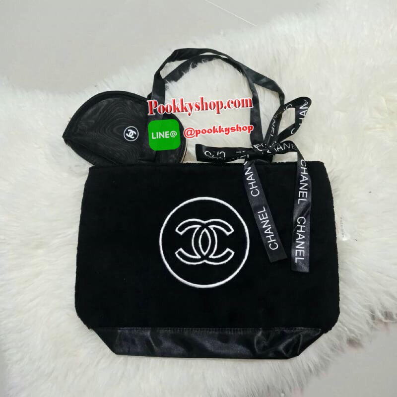 NEW ARRIVAL!! SETคู่ที่คุณต้องถูกใจ CHANEL SHOPPING RIBBIN BAG พร้อมกระเป๋า COSMETIC ขนนิ้มนิ่ม จากงานพรีเมี่ยมกิ้ฟ ของแถมจากน้ำหอม จากแบรนด์ CHANEL เนื้อกระเป๋าทำจากขนเทียม ผิวสัมผัสฟูนิ่ม ตกแต่งด้วยผ้าไนลอนด้านท้ายวางได้กันน้ำ!! ปักโลโก้แบรนด์ ด้านในเปิ