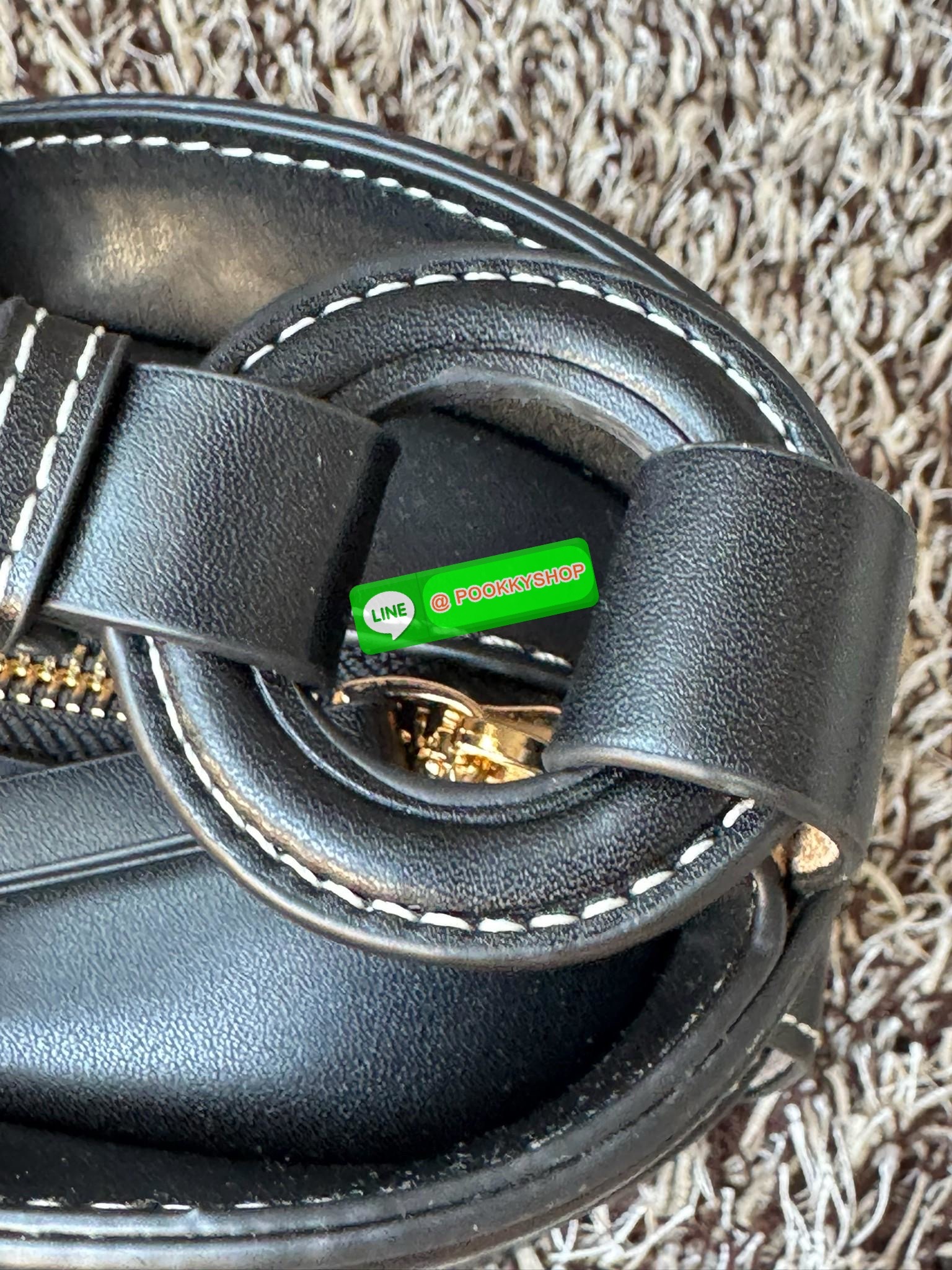 💕 Polene Nodde EDITION SMOOTH ใครที่อยากได้กระเป๋าเรียบๆ แต่ดูมีอะไร ขอแนะนำรุ่น Nodde หิ้วแล้วสวยแบบ Quiet Luxury โลโก้แบรนด์ถูกปั๊มไว้บริเวณด้านล่างของกระเป๋าอย่างประณีตจนแทบสังเกตไม่เห็น ฐานกระเป๋าถูกออกแบบมาให้เนียนเรียบ ปราศจากหมุด ในขณะที่ด้