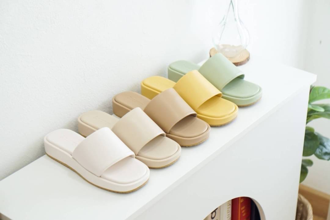 เปิดตัวน้องใหม่ รุ่นมัฟฟิน~ รองเท้างานคุณภาพ นุ่ม น้ำหนักเบา ใส่สบายสุดๆ ตัวส้นหนา1นิ้ว พื้นด้านล่างเป็นผิวลายมะกรูดกันลื่นอย่างดี งานหนังนุ่มมากๆ รับประกันความสบายค๊า