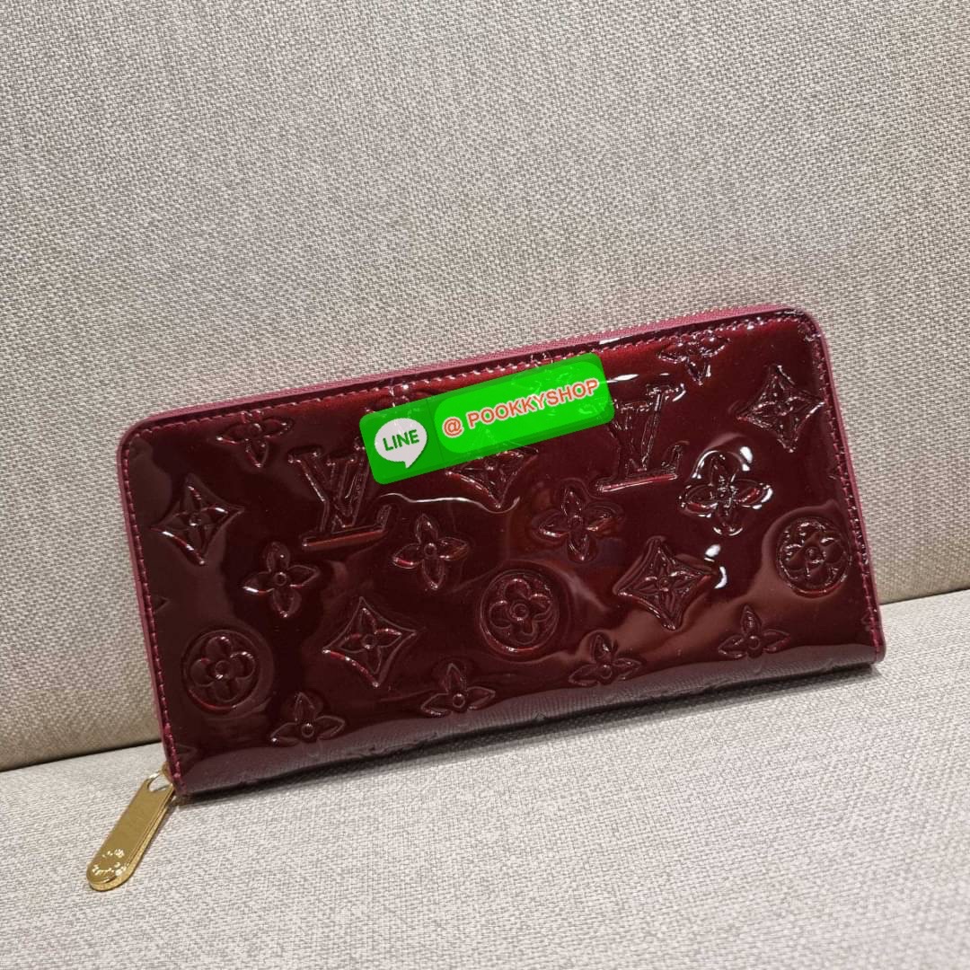 NEW IN!! LV long zip wallet with gwp กระเป๋าสตางค์พรีเมี่ยมกิ๊ฟ ดีไซน์ล่าสุด หนังแก้ววิบวับ หรูหรามาก ใบยาวขนาดกำลังเหมาะมือ ถือแล้วขับผิว ถือออกงานก็คือเลิศ วัสดุหนังแก้วเคลือบผิวกลิตเตอร์ เล่นกับแสงสวยมาก เปิด-ปิดด้วยซิปรอบ ภายในมีช่องใส่บัตรเยอะมาก มีช