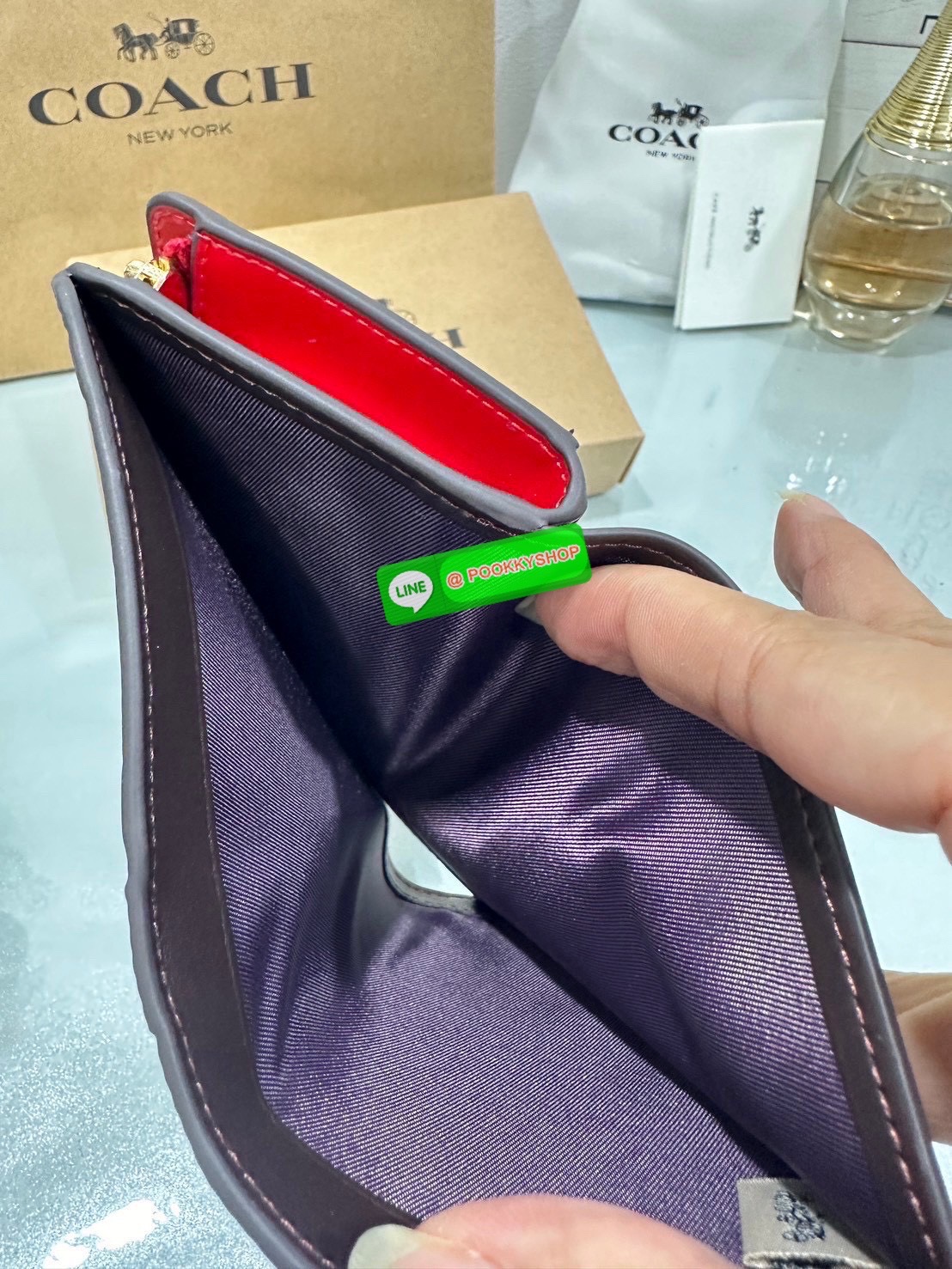 ❤️COACH MEDIUM CORNER ZIP WALLET IN SIGNATURE CANVAS💜 คอลเลคชั่นใหม่งานหรู งานดูแพง จัดให้เลย!! กระเป๋าสตางค์ใบกลาง ดีไซน์ใหม่ สุดหรู แค่เห็นก็ต้องเลิฟ ถือใช้ขับผิวทุกสี วัสดุหนังแท้ปั๊มลายนูนสวยคม ภายในมีช่องใส่บัตร ใส่ธนบัตรได้ครบ และมีช่