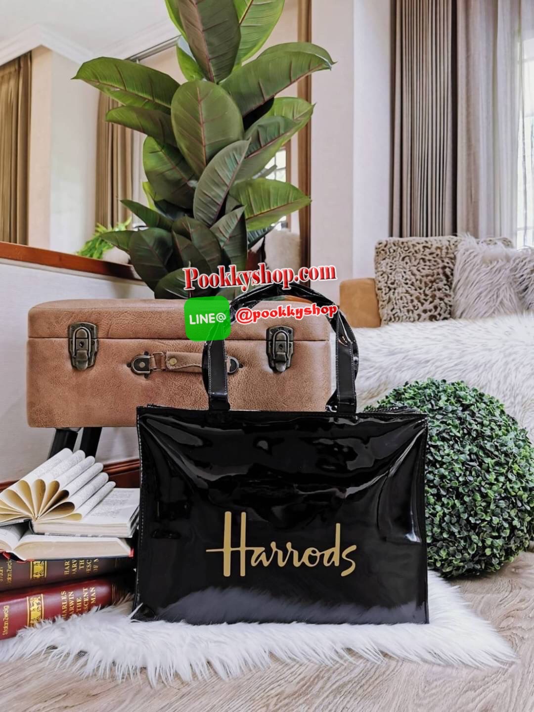 Restock พร้อมส่งแล้วค่ะ! Harrods London Top-handle Shopping Bag Large กระเป๋า Shopping Bag (Size L) แบรนด์ดังจากอังกฤษไอเท็มยอดนิยม PVC+Polyester 100% ของแท้ใบใหญ่ เนื้อหนาอยู่ทรง กันน้ำ แข็งแรง น้ำหนักเบา เปิดปิดด้วยซิปสะดวกใช้หัวซิปปั้มโลโก้แบรนด์อะไหล่