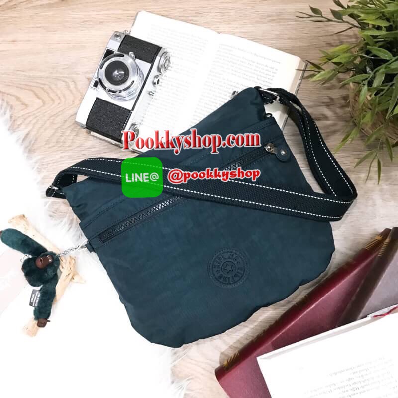พร้อมส่งรุ่นยอดนิยม! KIPLING ART O SHOULDER BAG กระเป๋าสะพายรุ่นใหม่ล่าสุดวัสดุ Nylon+Polyester 100% เปิดปิดด้วยซิปสะดวกใช้ หัวซิปเเบรนด์ ภายในมีช่องซิป ช่องใส่มือถือและสายคล้องพวงกุญแจ ด้านหน้ามี2ช่องซิป ด้านหลังมี1ช่องซิป พร้อมสายสะพายยาวเลื่อนปรับได้จะ