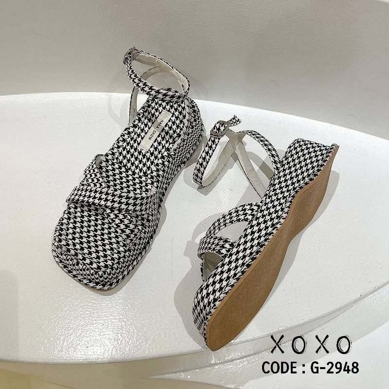 สินค้าพร้อมส่ง สไตล์งานเกาหลี คัชชูสวม ส้นเตารีด สวย เก๋ ใส่สบาย พื้นนุ่ม วัสดุ สีครีม,ดำ หนัง PU / สีฟ้า วัสดุผ้ายีนส์ / ขาวสลับดำ ผ้าชิโนริ แต่งไค้วด้านหน้า ด้านหลังตะขอเกี่ยว ส้นแบบนี้ใช้งานได้ทั้งวัน ไม่เมื่อยเลยตอนสวมใส่