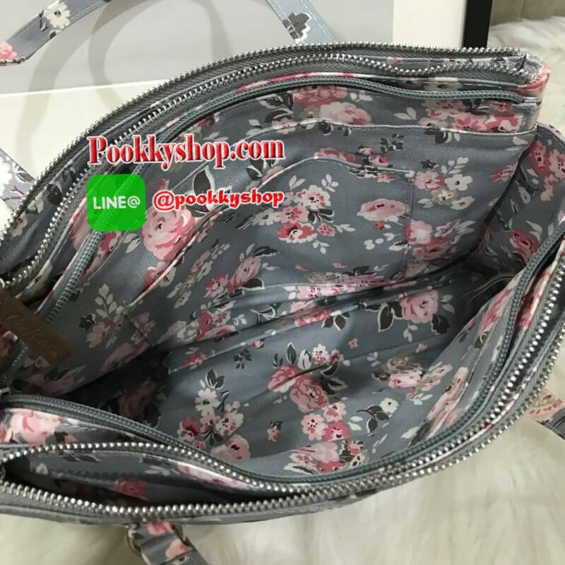 Cath kidston multi pocket tote bag มองหากระเป๋าสะพายไหล่อยู่ไหมคะ ใบนี้ตอบโจทย์เลยค่ะ ขนาดกำลังดี สะพายไหล่ได้พอดีไม่รั้งแขน แถมมีหลายช่อง มีซิปมิดชิด นับว่าเป็นใบที่สะดวกในการใช้งานมากๆค่ะ ช่องหลักบุผ้าลายเดียวกับด้านนอกอย่างดีค่ะ สามารถใส่ไอแพด และสมุดโ