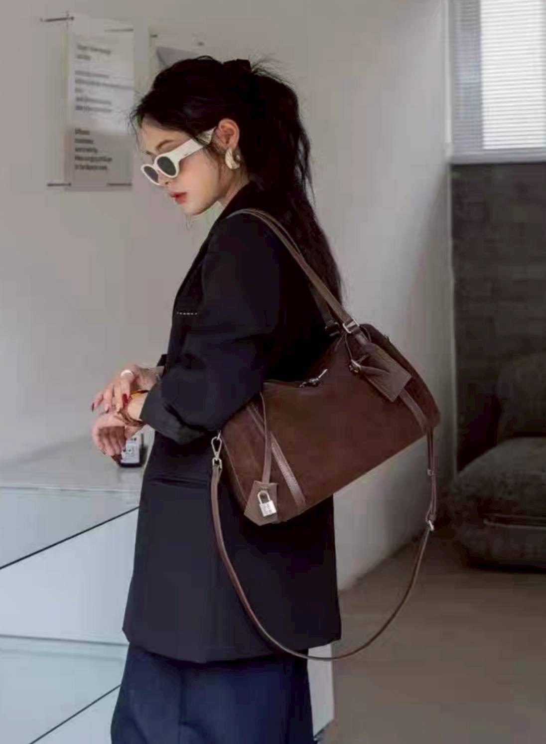 กระเป๋าทรง hobo suede bag ดีไซน์เรียบแต่ดูแพงสุดๆ งานหนังกลับนุ่มมือ ผสมกับสายหนังเรียบเนียนคุณภาพดี ให้ฟีลหรูมีคลาสแบบมินิมอลยุโรป ใบนี้ใช้งานได้จริงทุกวัน ดูดีทั้งถือและสะพาย ทรงนิ่มแต่ไม่ย้วย มีโครงเล็กน้อยช่วยให้ตั้งสวย ช่องซิปหลักเปิดกว้าง หยิบของง่า