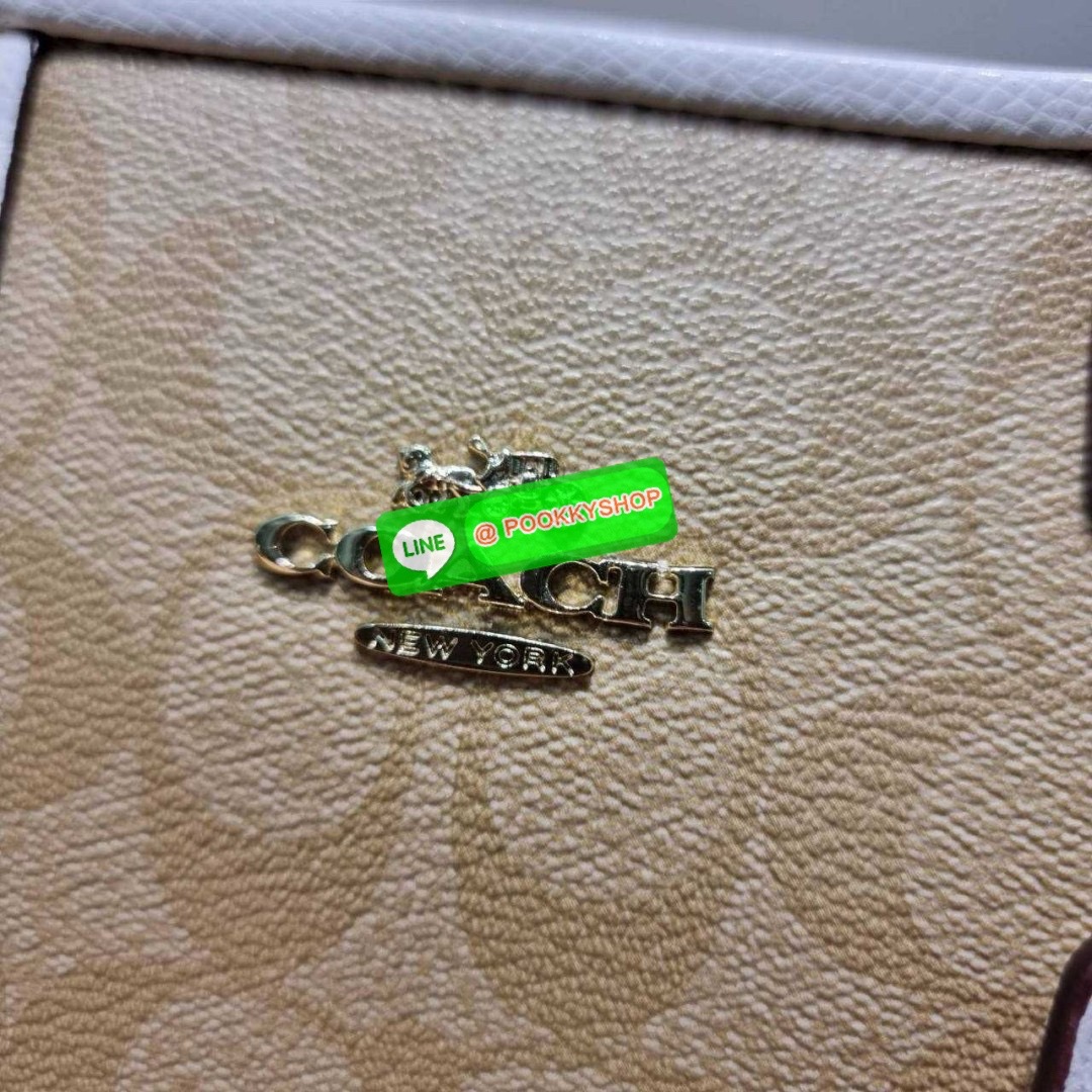 กระเป๋าถือ/สะพายรุ่นยอดนิยม ดีไซน์คงความคลาสสิค แฝงความหรูด้วยอะไหล่สีทอง หูจับในตัวสะดวกใช้งาน ปากกระเป๋ามีซิปปิดกันหล่นแน่นหนา ใต้กระเป๋ายังมีหมุดรองถนอมกระเป๋าอีกด้วย มีสายสะพายข้างให้ ถอดออกได้ ปรับได้ตามต้องการ ภายในโล่งกว้าง มีทั้งช่องซิปและช่องย่อย