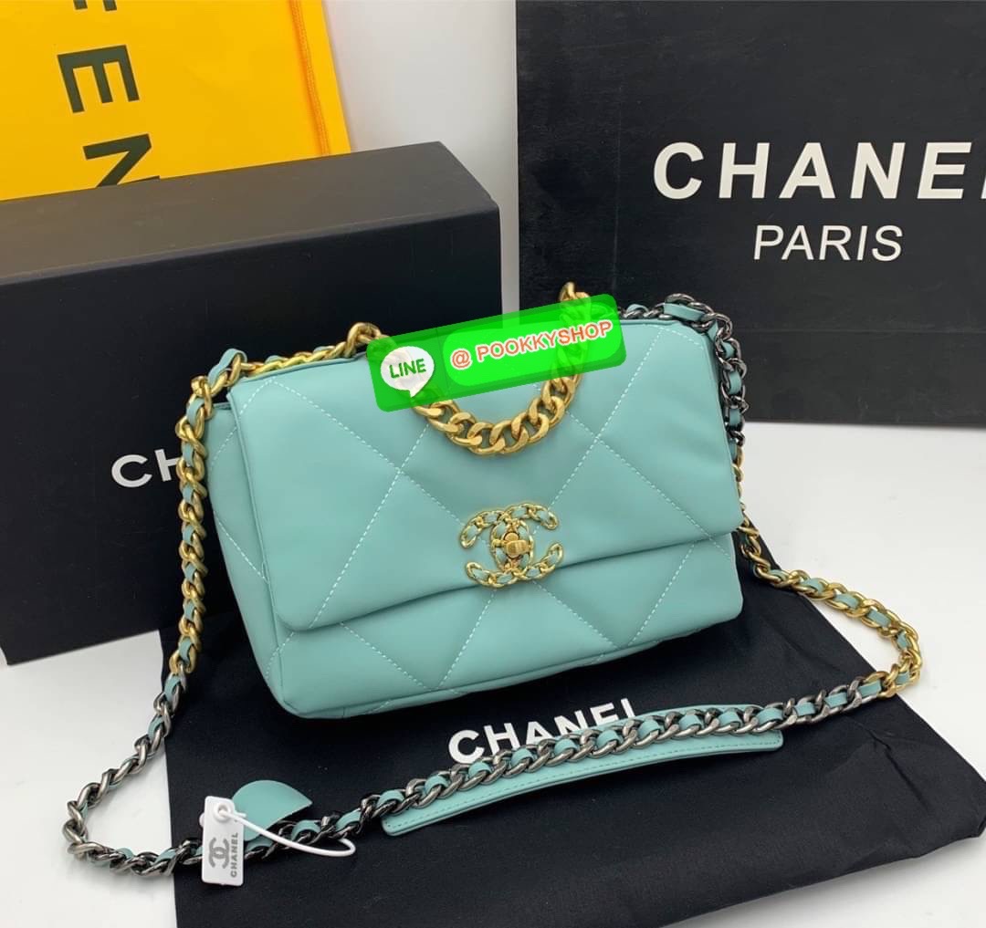 CHANEL MAXI HANDBAG RESTOCK!! ตอบรับคำเรียกร้องอย่างท้วมท้น!! พรีเมี่ยมกิ๊ฟจากแบรนด์ Chanel รุ่นตามล่าพลิกแผ่นดิน กระเป๋าถือ/สะพาย หนังแกะที่นิ่มสุดพลัง!! ลายตารางสวยคม โลโก้ลายโซ่สอดหนังเด่นชัด เปิด-ปิดกระเป๋าด้วยตัวบิดล็อค อะไหล่ทองหรูหรา มีระดับ!! ดีไซ