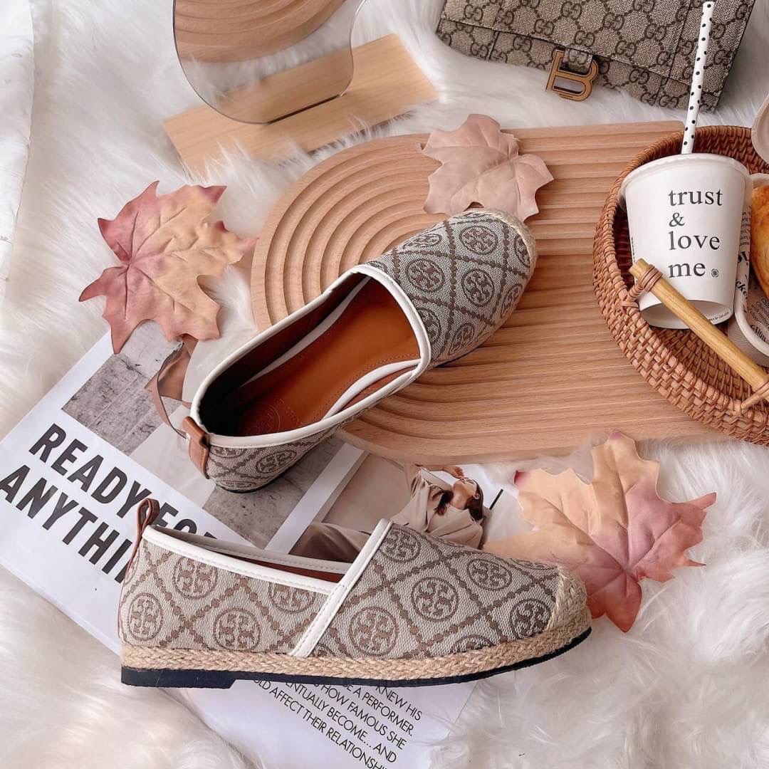 งานเข้าใหม่ เพิ่งเข้าเรยจร้า สีใหม่ รองเท้าผ้าใบ ทอรี่เบิร์ชโมโนแกรม ตัวใหม่ ล่าสุดปีนี้ แบบ คุณเบลล่า สวยค่ะ ผ้าทอสวย เหมือนแท้ พื้นปั้มแบรนด์