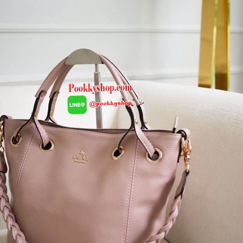 รุ่น Andrea city bag เปิดตัวรุ่นใหม่พร้อมอะไหล่สามแถว สั่งทำพิเศษจากโรงงานเดียวกับแบรนด์ดังระดับโลกเลยค่ะ สุดหรูไม่ลอก มาในทรงสุดสวยเปิดตัวใหม่✔️ มีสายสะพายสองเส้น เส้นแรกคือสายเปีย สะพายแล้วดูน่ารักสุดๆ หรือจะใช้สายสะพายยาวก็คล่องตัว ปากกระเป๋ามีซ