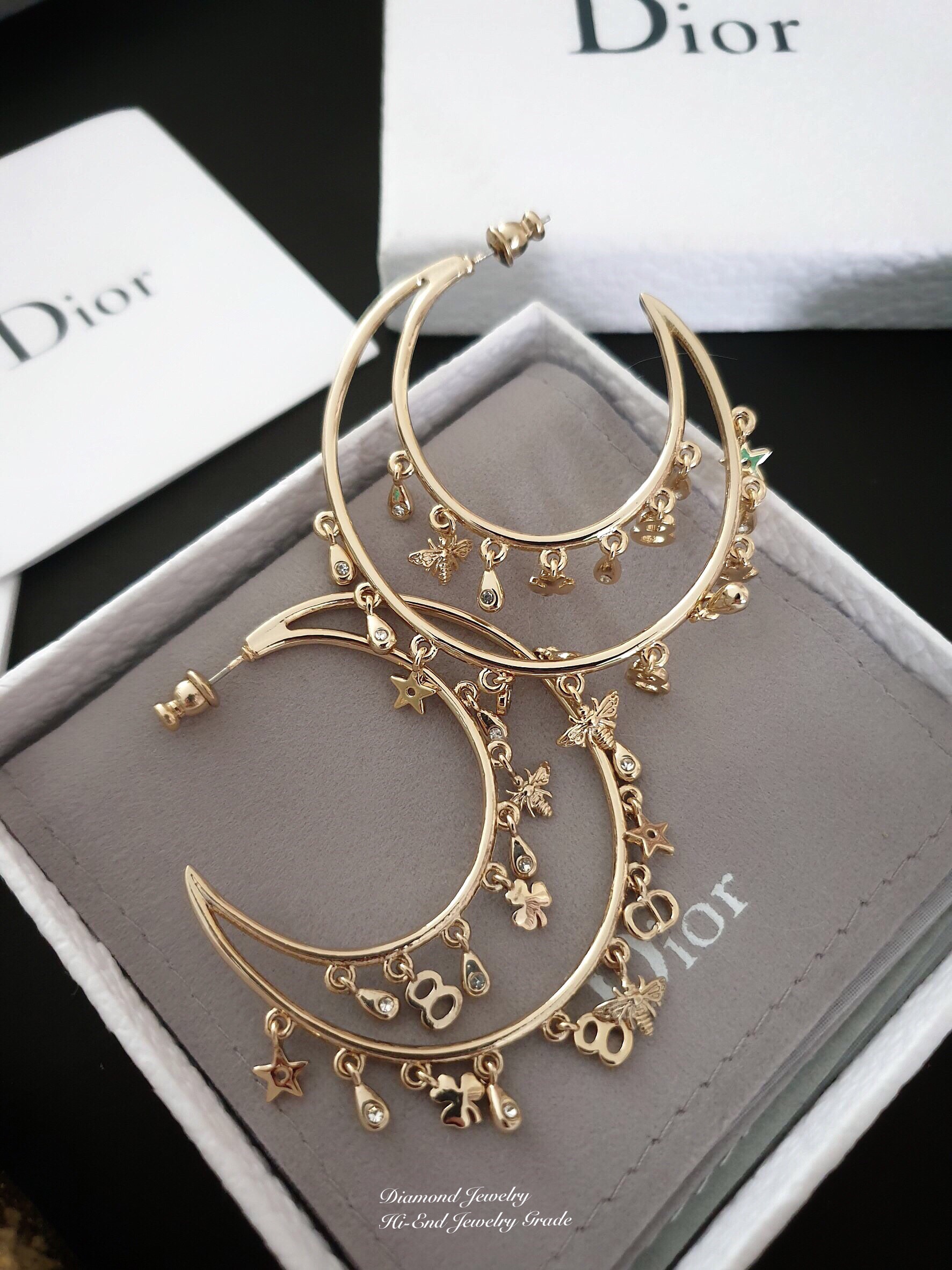 New Arrival !!!! Christian Dior Earring ต่างหูห่วงพระจันทร์คริสเตียนดิออ งานโซ่ คอลเลคชั่นใหม่ล่าสุด งานเพชร CZ แท้ อะไหล่สีทองเงารับรองสวยวิ้งมากกกกก งานดี ตัวเรือนเงาวิ้งมากๆคะรับประกันความพอใจเลยค่ะ ตัวเรือนสีทองเงาดูหรูมากๆค่ะ ใส่ออกมาน่าร๊ากกกก จัดเล