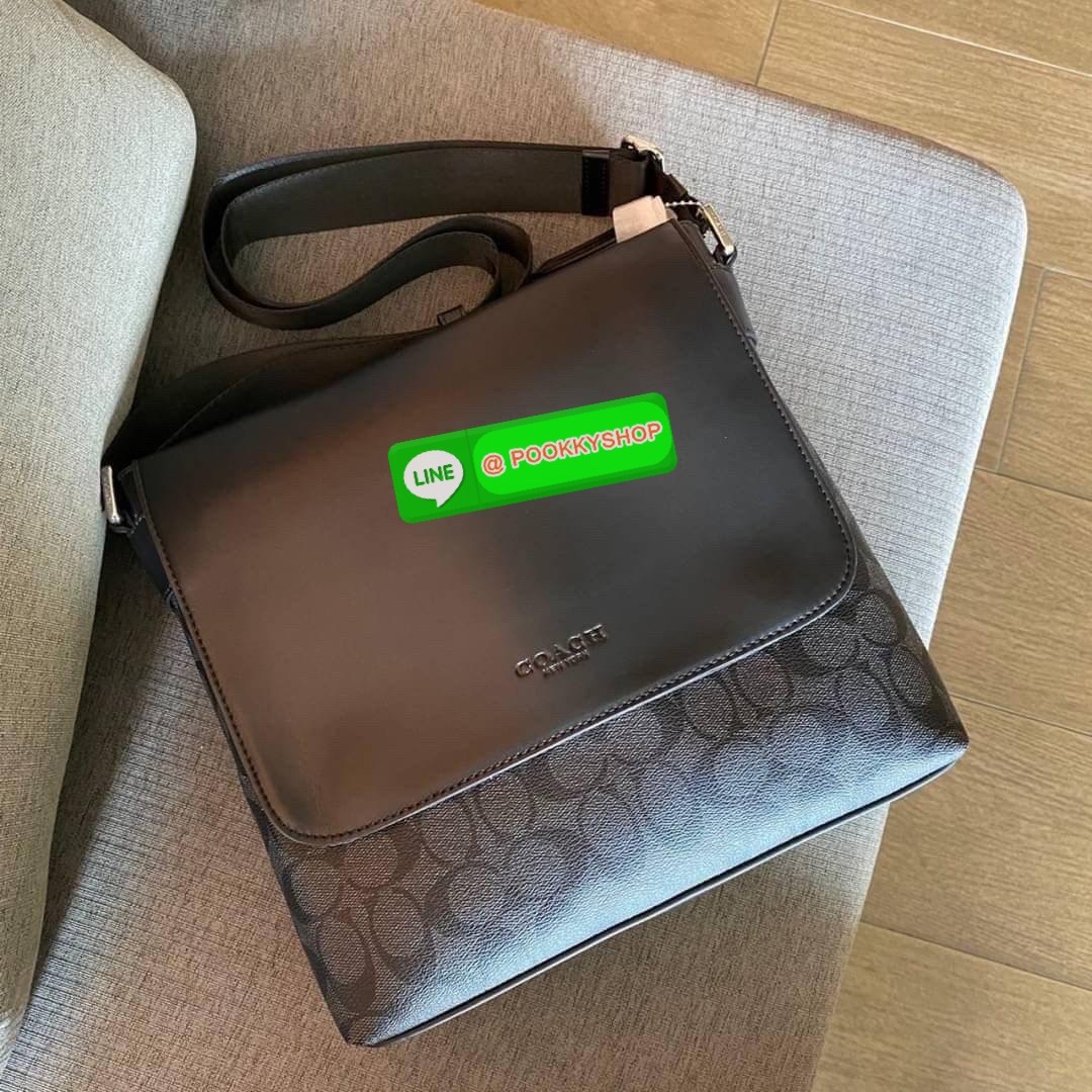 COACH CHARLES SMALL MESSENGER IN SIGNATURE (COACH F54771) กระเป๋าสะพายข้างใบใหญ่ เรียบหล่อดูดียกให้รุ่นนี้เลยคะ วัสดุแคนวาส ผสมหนังแท้อย่างดี อยู่ทรงสวย คุณภาพสุดๆ ฝาเปิดกระเป๋า ล็อคด้วยตัวล็อคแม่เหล็ก แน่นหนามากๆ ช่องด้านใน แยกเก็บของได้เป็นสัดส่วน มีหลา