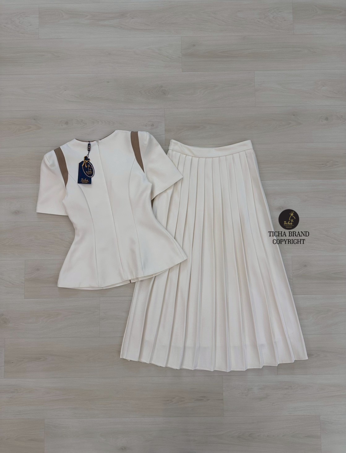 ชุดเซทแฟชั่น Set 2ชิ้น เสื้อ+กระโปรงยาว เสื้อแขนสั้นสีครีมคอกลมแต่งกุ้นสีน้ำตาลช่วงคอและตัวเสื้อ