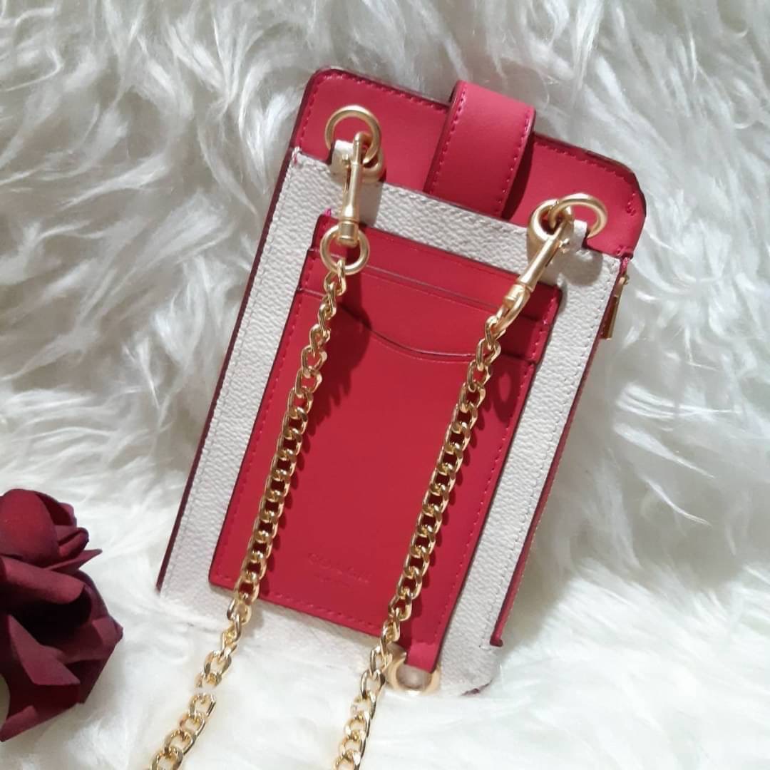 COACH 825 TURNLOCK CHAIN PHONE CROSSBODY IN BLOCKED SIGNATURE CANVAS ฮอตและปังกว่านี้ไม่มีแล้ว!! กระเป๋าเอนกประสงค์ สำหรับใส่โทรศัพท์ ใส่บัตรได้ มีช่องซิปแยกให้ด้วย ขนาดพกพาดีงาม!! 💕 ใส่โทรศัพท์ได้ทุกรุ่นน้า สายสะพายยาวประมาณ 23" (วัดจากไหล่)