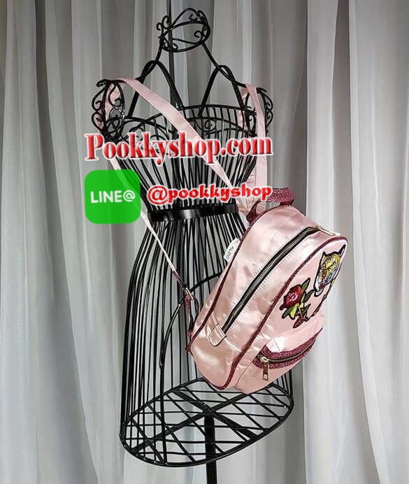 ALDO Grawn Satin Backpack with Tiger&Rose Patches กระเป๋าเป้สะพายหลังจาก ALDO แบรนด์ดังแคนนาดา ดีไซน์สุดชิคปักลายเสือและดอกไม้สวยทั้ง2สี ด้านหน้ามี 1 ช่องซิป เปิดปิดด้วยซิปคู่สะดวกใช้ ภายในมีโลโก้ ช่องซิปและช่องใส่ของ จุได้เยอะ ใส่ ipad ได้ น้ำหนักเบา หูจ