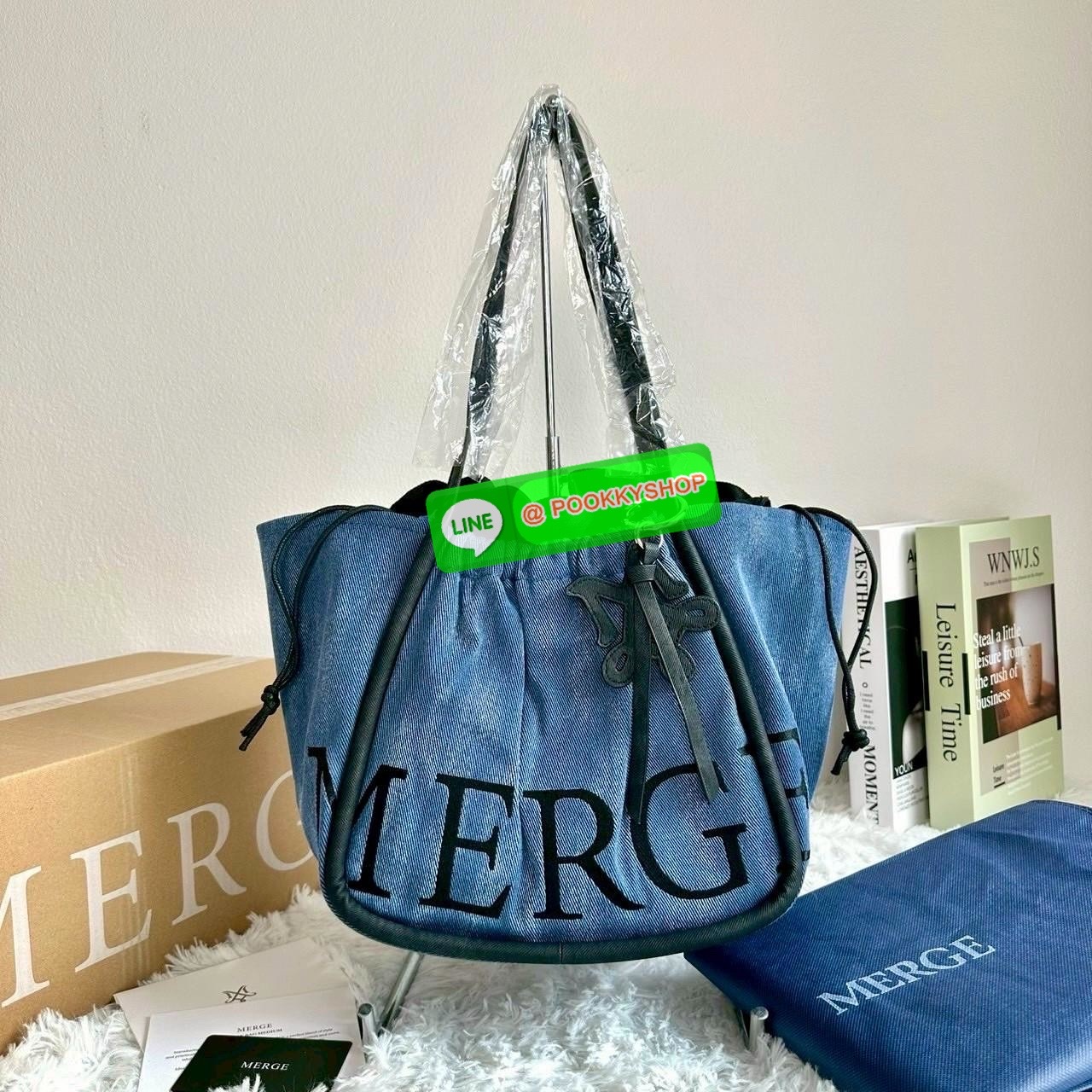 Merg A Day Bag Medium เฉดสีใหม่ 2 สี Smoky Denim กระเป๋ายีนส์ทรงโท้ท ดีไซน์เรียบเท่แต่มีลูกเล่นด้วยเชือกรูด เปิด-ปิดสะดวก ใบใหญ่จุของได้เยอะ มาพร้อมช่องด้านในและตัวล็อกสายคล้องกุญแจเพิ่มความปลอดภัย เหมาะกับสาวสายชิคที่ชอบสไตล์ลำลองแต่ยังดูมีคลาส ขนาดกระเป