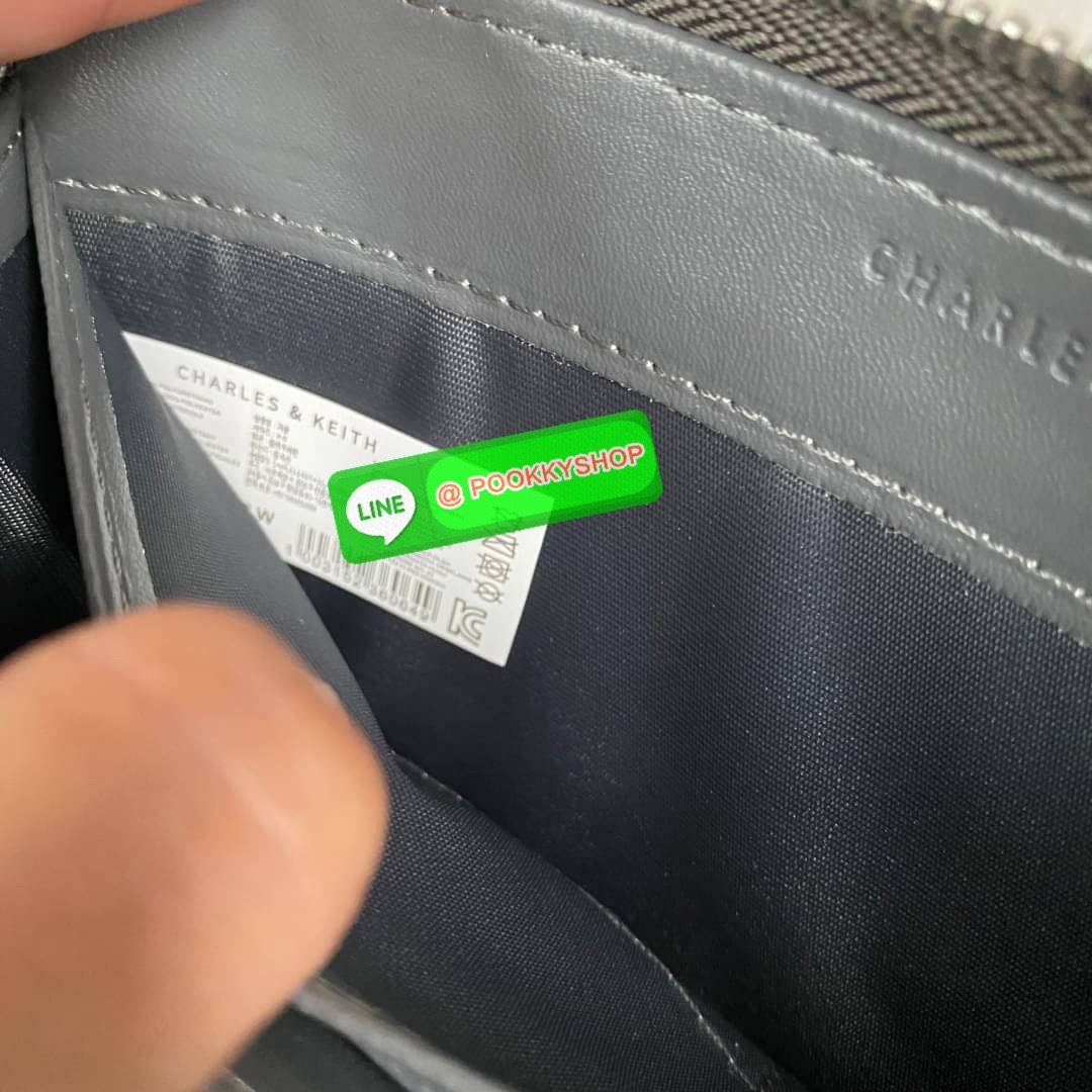 CHARLES & KEITH LONG ZIP AROUND WALLET กระเป๋าเงินใบยาวซิปรอบถูกหลังฮวงจุ้ย คอลเลคชั่นสีสุภาพหนังปั๊มลายคาเวียร์ทั้งใบ น้ำหนักเบา ด้านในกระเป๋าแบ่งเป็น 3 ช่องใหญ่ มีช่องซิปใส่เหรียญตรงกลาง จุการ์ด 12 ช่อง สามารถใส่ธนบัตรได้ตามยาวอีก 2 ช่อง มาพร้อมกล่องและ