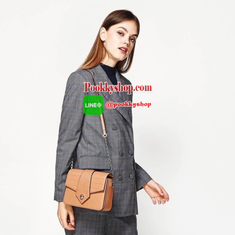 PEDRO EMBOSSED FLAP SHOULDER BAG กระเป๋าสะพายวัสดุหนังเรียบแต่งลายเดินร่องตัดกันสวยงาม เปิดปิดด้วยกระดุมแม่เหล็ก ด้านในมีช่องใหญ่ 2 ช่อง รุ่นนี้ใส่ iphone7 plus ได้ค่ะ สายสะพายยาวปรับระดับความยาวได้ตามต้องการ