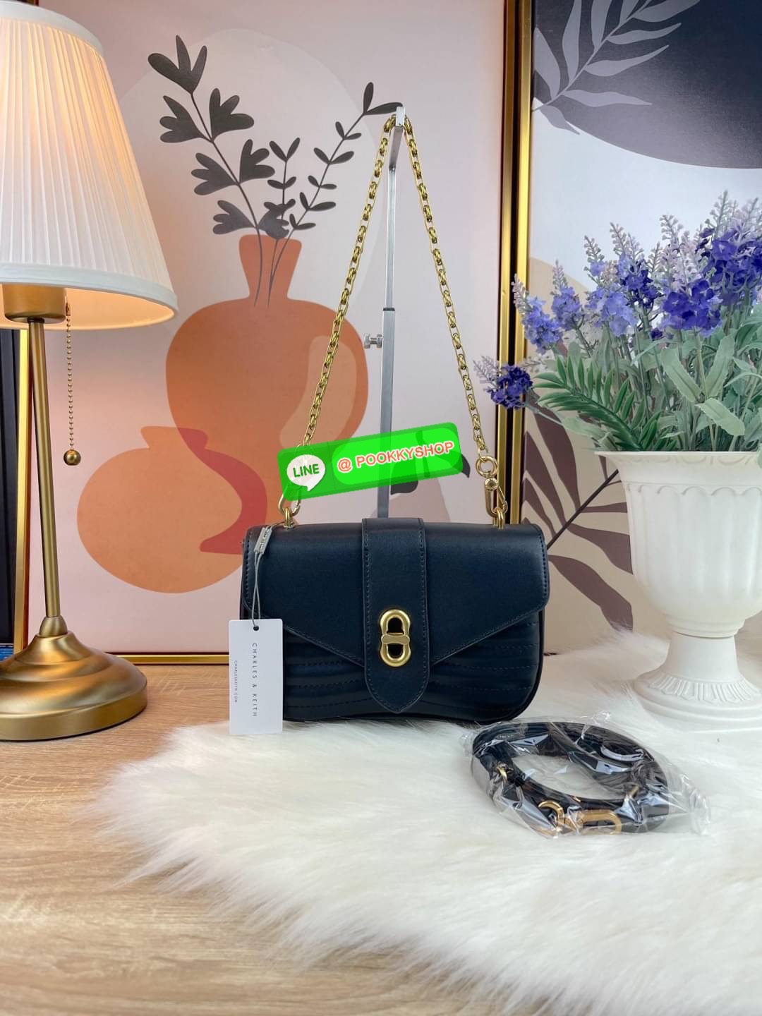 Charles & Keith Aubrielle Chain-Handle Panelled Crossbody Bag กระเป๋าสะพายข้างดีไซน์คลาสสิกขนาดกำลังพอเหมาะ ตัวกระเป๋าทำtextureลายนูนที่ด้านหน้าเพิ่มความโดดเด่น มาพร้อมสายสะพายโซ่สีทองหรูหราแบบคล้องแขน/คล้องไหล่และยังมีสายหนังสะพายยาวแบบปรับและถอดสายได้ ต