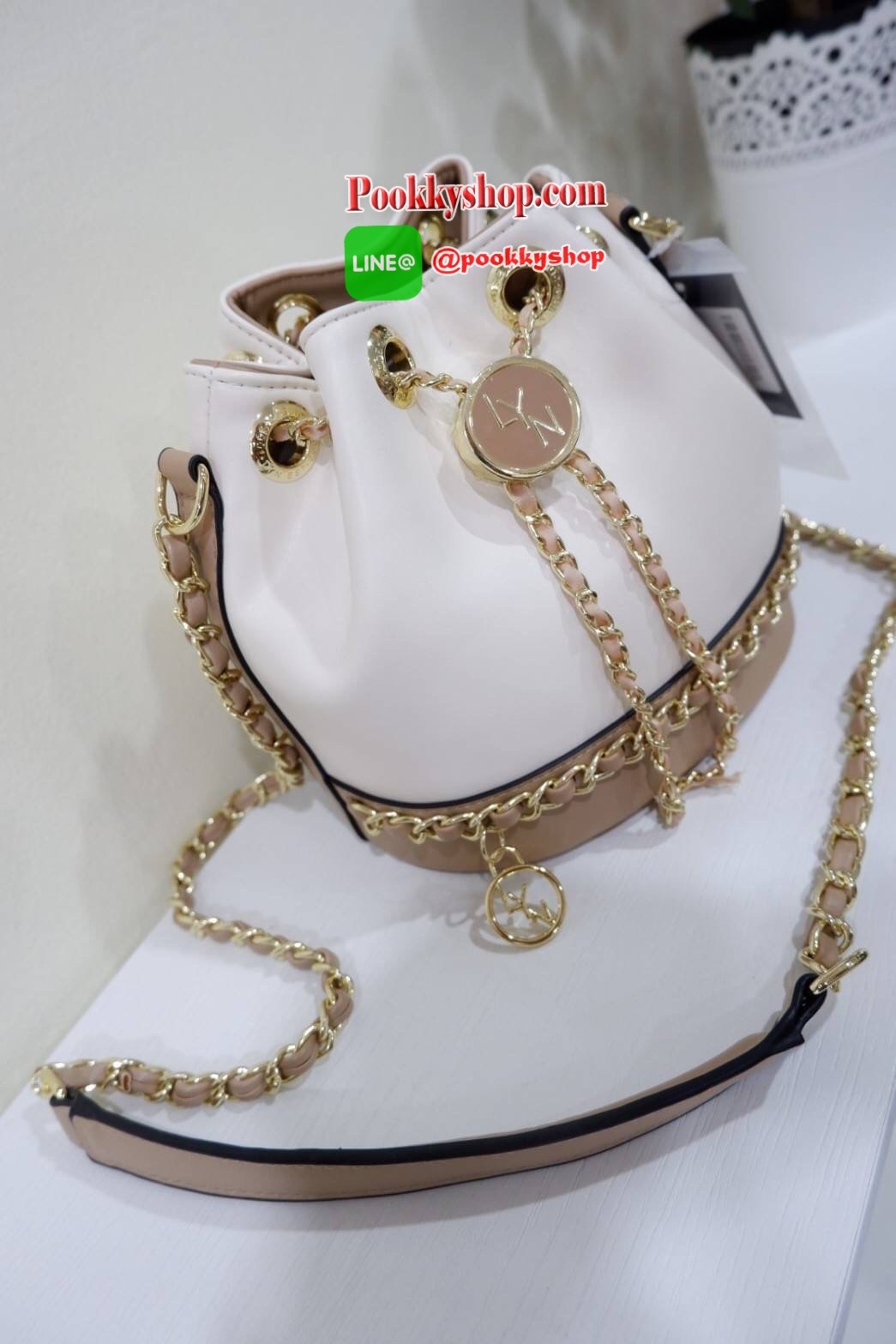 lyn จีบรุ่นใหม่คือสวยงามมาก หนังนิ่มคือดีงามมากจ้า ทรงก้อสวยน่ารักเว่อๆ ช่องด้านในมีช่องซิป และช่องใส่ของ สายยาวเป็นหนังคล้องโซ่ เข้าครบ 3 สีดีงาม