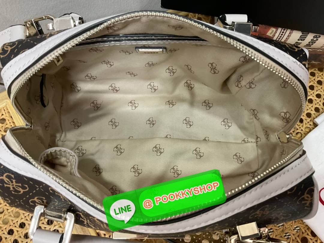Guess Handbag with Small Shoulder Strap Tyren SG796605 New collection!! Guess ทรงหมอน ขนาดเล็ก ลายซิกเนเจอร์แบรนด์ ทรงหมอนยอดฮิต มีให้เลือก 5 สี สีสวยคลาสสิก เข้ากับง่ายกับทุกชุด ปิด/เปิด ด้วยซิป ภายในโล่งกว้าง แยกเป็นสัดส่วนใช้งาน ซับในตราแบรนด์
