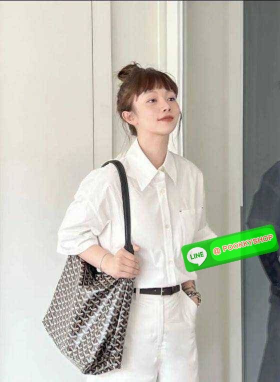 GOYARD BOHEME HOBO BAG ใหม่สุดคุ้ม กับกระเป๋าสะพายทรงโฮโบ ใบใหญ่จุใจ!! มาครบสีขายดี เลิศทุกสี รูปทรงคลาสสิค ดีไซน์เป็นเอกลักษณ์ วัสดุหนังแคนวาสพิมพ์ลายสวยคม ปากกระเป๋ามีซิปเปิด-ปิดกันของหล่นได้ ภายในโล่งกว้างมาก มาพร้อมสายคล้องในตัว ทนทาน สะพายสวยๆได้ทุกว