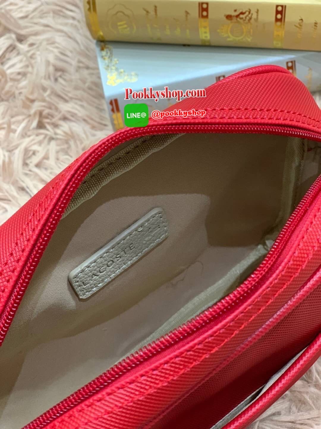 ลาคอส Classic Shoulder Bag Crossbody Bag กระเป๋าสะพายที่สามารถสะพายได้ทั้งสายคู่และสายเดี่ยว รูปทรงกว้างในลักษณะแนวนอน ใส่กระเป๋าสตางค์ยาว มินิไอแพคได้วัสดุpvc100% กันน้ำได้ เปิดปิดด้วยซิปเดียวใช้งานง่าย ด้านหน้ามี1ช่องใช้งานเสียบมือถือหรือของจุกจิกได้