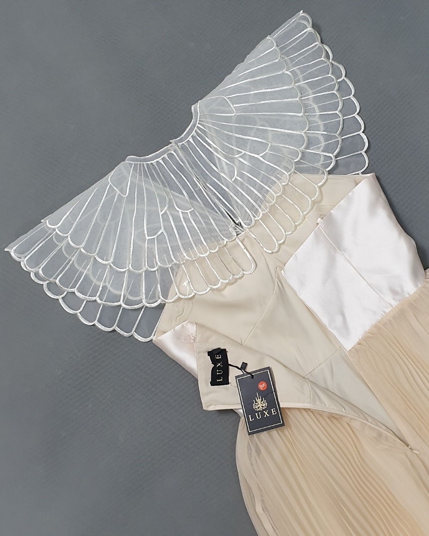 เดรสแฟชั่น เดรสเสื้อคอวีผ้าดัตเชสทวิล ปักลายผีเสื้อสีขาว กระโปรงผ้าออแกนดี้อัดพลีท