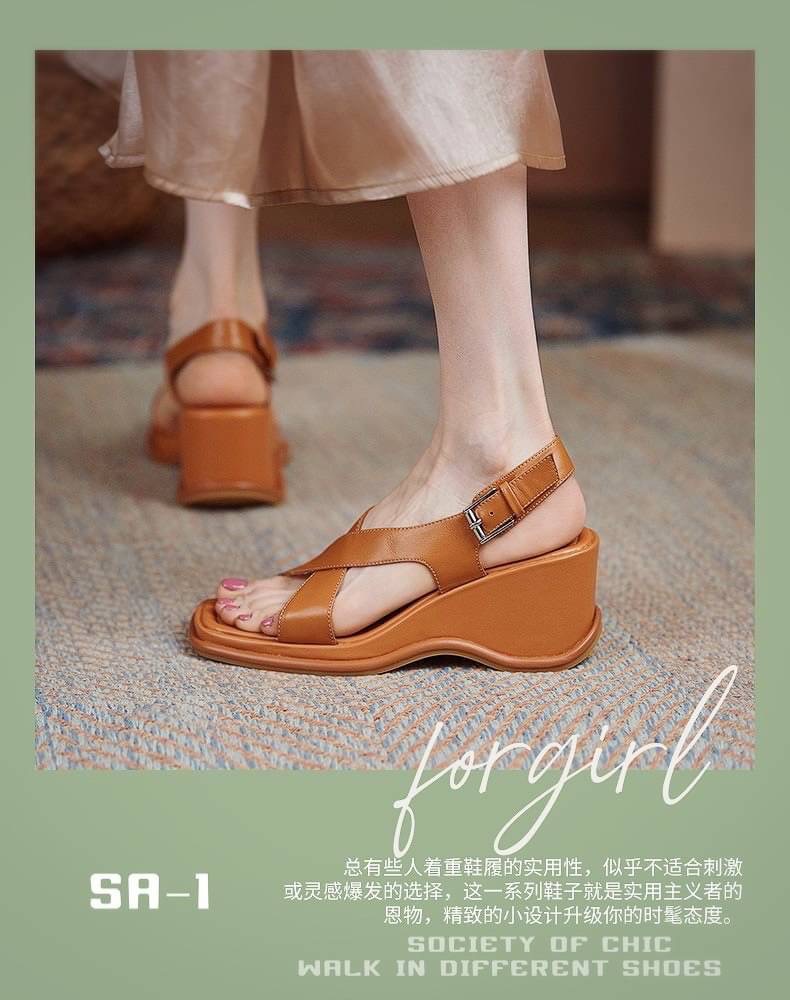 Soft Wedge Sandals ที่จะมาเปลี่ยนทุกการเดินให้สว เพรียว และสบายหายห่วง ซัพพอร์ตนุ่มสบาย ลดแรงกระแทกที่ส้นเท้า ใส่ทำงานได้ ใส่เที่ยวก็ดี๊ดี หนังนิ่ม ยืดหยุ่นดี เท้าบานกว้างใส่ปกติได้เลยค่ะ สายคาเฟ่ เน้นเดิน ต้องไม่พลาดค่าา