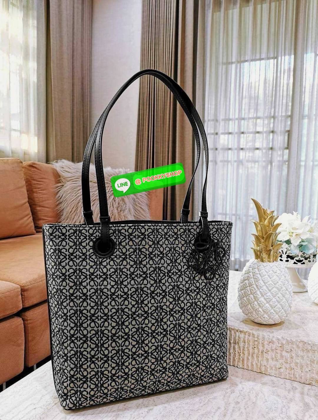 ✴️NEW ARRIVAL!✴️LOEWE ANAGRAM TOTE BAG VIP GIFT WITH PURCHASE GWP พรีเมี่ยมกิ๊ฟ Limited จาก LOEWE PERFUME DUTYFREE ไอเท็มใหม่! ดีไซน์สวยคงเอกลักษณ์ด้วยวัสดุ Anagram Canvas Jacquard Fabric ผสมผสานหนังแท้ Calfskin ลงตัวสุดคลาสสิค ขนาดกำลังดี น