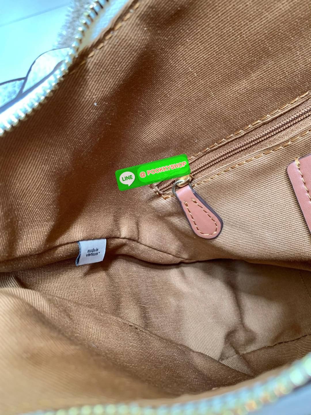 COACH JULES HOBO BAG ((C9189//9190)) 🌍พร้อมส่งที่ไทย! ต้องบอกก่อนว่าหนังรุ่นนี้อย่างดี นิ่มมากๆ สัมผัสแล้วรู้สึกละมุน กับกระเป๋าใบใหญ่ ทรงสวย เปิดปิดกระเป๋าแบบซิปมีหนังห้อยเพิ่มความเก๋ตรงหัวซิปค่ะ ภายในกระเป๋ากว้างมาก ใส่สัมภาระได้ครบครัน หายห่วงเ