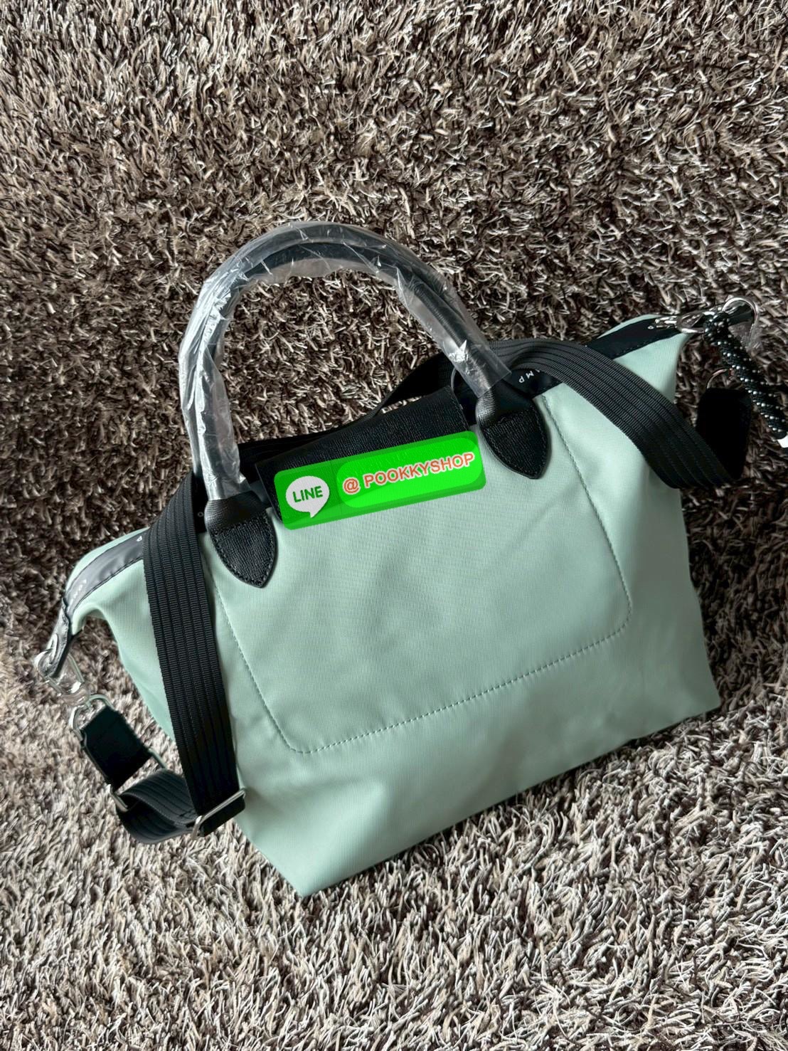 Large 💕Longchamp LE PLIAGE ENERGY L HANDBAG LE PLIAGE รีไซเคิล ECONYLสไตล์สปอร์ต ทันสมัย และใช้งานได้จริง น้ําหนักเบา กระเป๋าใบนี้เป็นเครื่องประดับที่มีเสน่ห์ในอุดมคติที่จะติดตามคุณในทุกกิจกรรมยามเย็นของคุณ มาพร้อมกับสายสะพายไหล่ปรับได้ สามารถพกพา