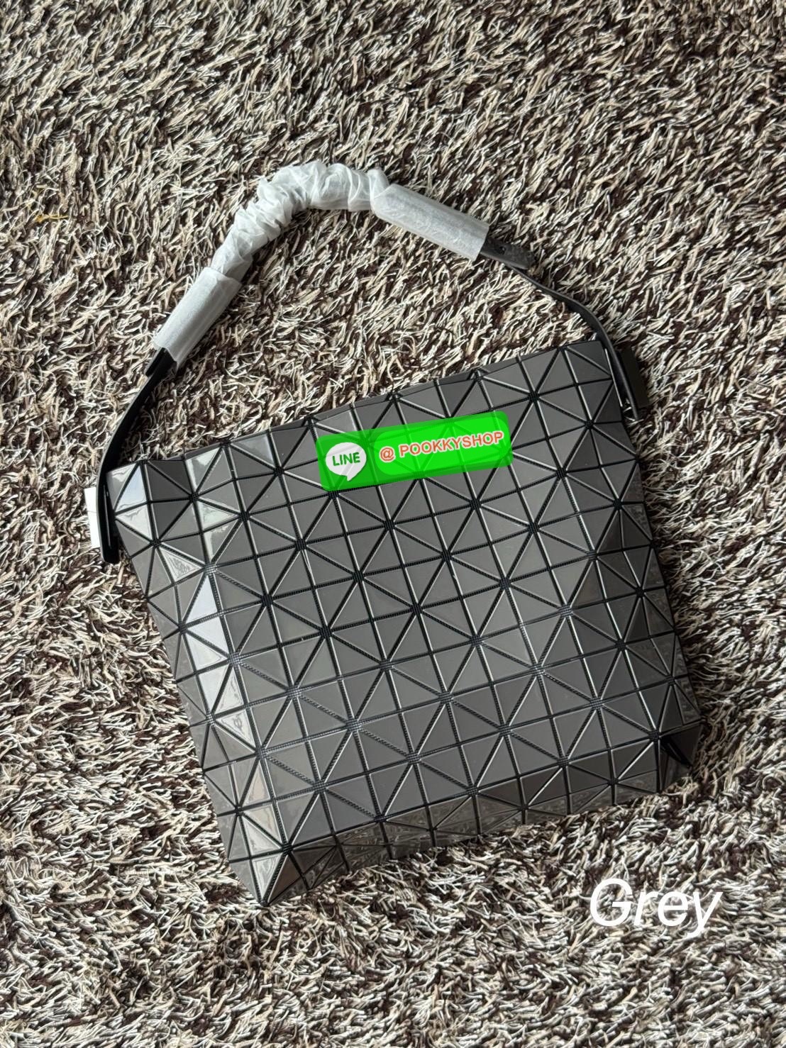 Baobao Issey Miyake Large Baguette เป็นกระเป๋าที่ดูมีมิติและสวยงามด้วยรูปทรงของมัน ซึ่งหูกระเป๋าจะมีความกว้างขึ้นไหล่ได้ได้แบบสบายๆ ใส่ของได้เยอะ ปากกระเป๋ามีช่องซิป ด้านในมีช่องใส่ของเพิ่ม สะดวกสบายพกพาไปได้ทุกที่ รูปทรงกนฃระเป๋าทำให้ดูเรียบง่ายยิ่งขึ้น