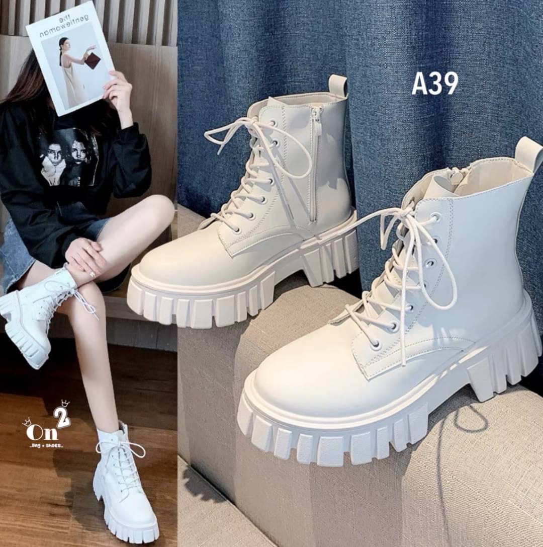 ลุคสนามบินออกบ้านทั้งทีรองเท้าต้องไม่ธรรมดาคร่า บูทเที่ยวเขา แค้มป์ปิ้งเดินป่า เช็คอินรีสอท หรือคาแฟ่สวยๆฟิวเมืองนอกเกร๋ๆ ถ่ายรูปสวยมากกและที่สำคัญบูทคู่นี้สวยแมทช์กับชุดได้ง่ายมากๆค่ะ