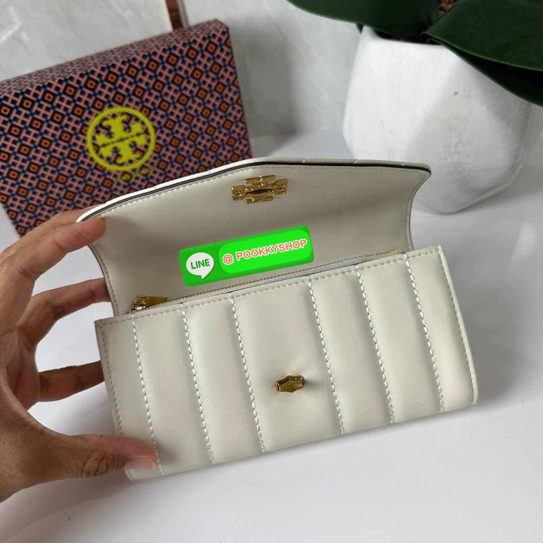 TORY BURCH KIRA CHEVRON POUCH KEY FOB 📍กระเป๋าสตางค์ใบยาว รุ่นใหม่ ทรงคลาสสิค 📍เปิด-ปิดด้วยอะไหล่บิดล็อค 📍ภายในมีช่องซิปตรงกลางสำหรับใส่เหรียญ ช่องใส่ธนบัตรและช่องใส่บัตร 📍วัสดุหนังแกะแท้ 📍จัดระเบียบกระเป๋าสตางค์ได้