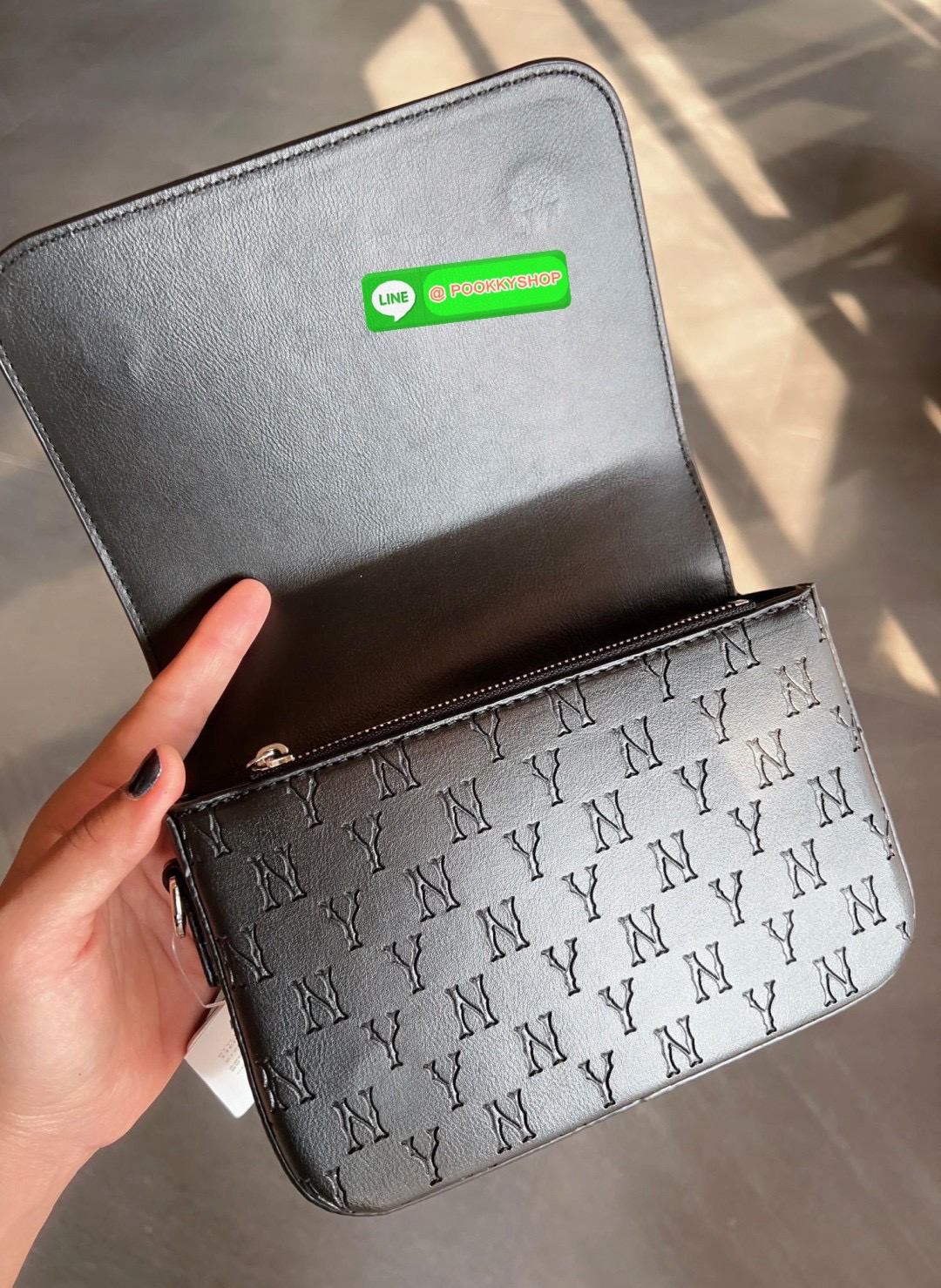 NEW IN! ใบจริงน้องสวยมากๆ คุ้มแก่การมีติดตัว! MLB MONOGRAM EMBO CROSS BAG 💌พร้อมส่ง! ใครมีแล้วหรือจะมีเพิ่มหรือซื้อเป็นของขวัญให้เพื่อนๆรุ่นนี้ไม่ทำให้ผิดหวังค่ะ หนังแท้อย่างดี ปั้มลายแบรนด์ทั้งใบ