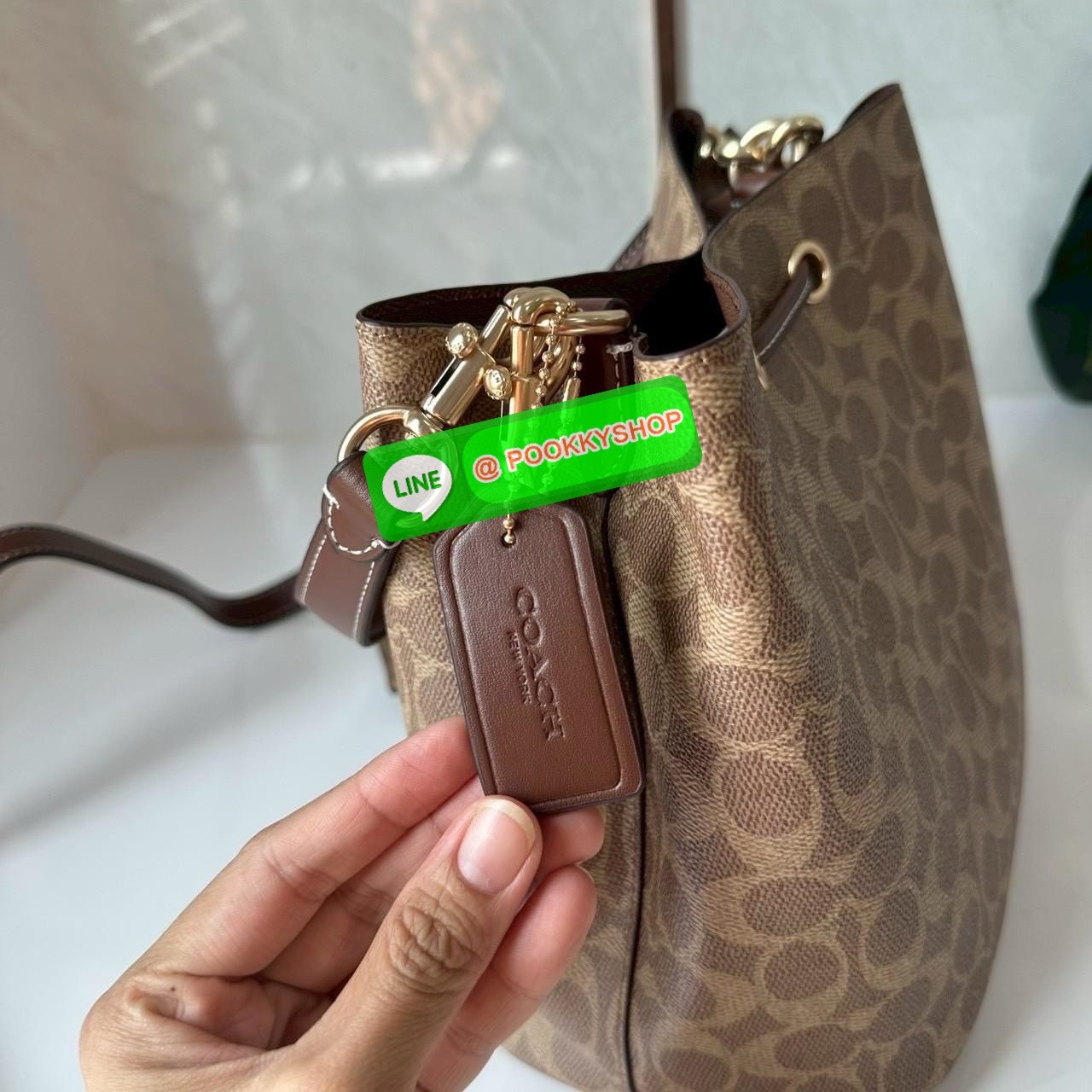 Coach Roan Bucket Bag Signature Canvas CBH07 กระเป๋าทรงบัคเก็ตใบเก๋ ดีไซน์คลาสสิก ลายซิกเนเจอร์สุดฮิต ใส่ได้ทุกโอกาส มาพร้อมสายสะพายปรับได้ ถอดได้ ใช้งานได้ทั้งสะพายไหล่ / crossbody / handheld