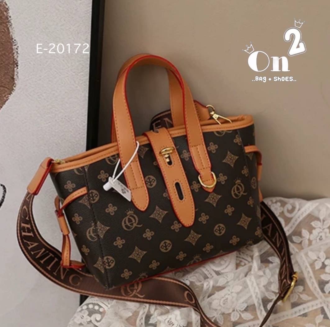 กระเป๋าสะพายแฟชั่นทรง tote งานสไตล์แบรนด์ ตัวล็อกด้านหน้าปรับระดับได้ มีสายสะพายยาวให้สามารถถอดออกถือได้ค่ะ