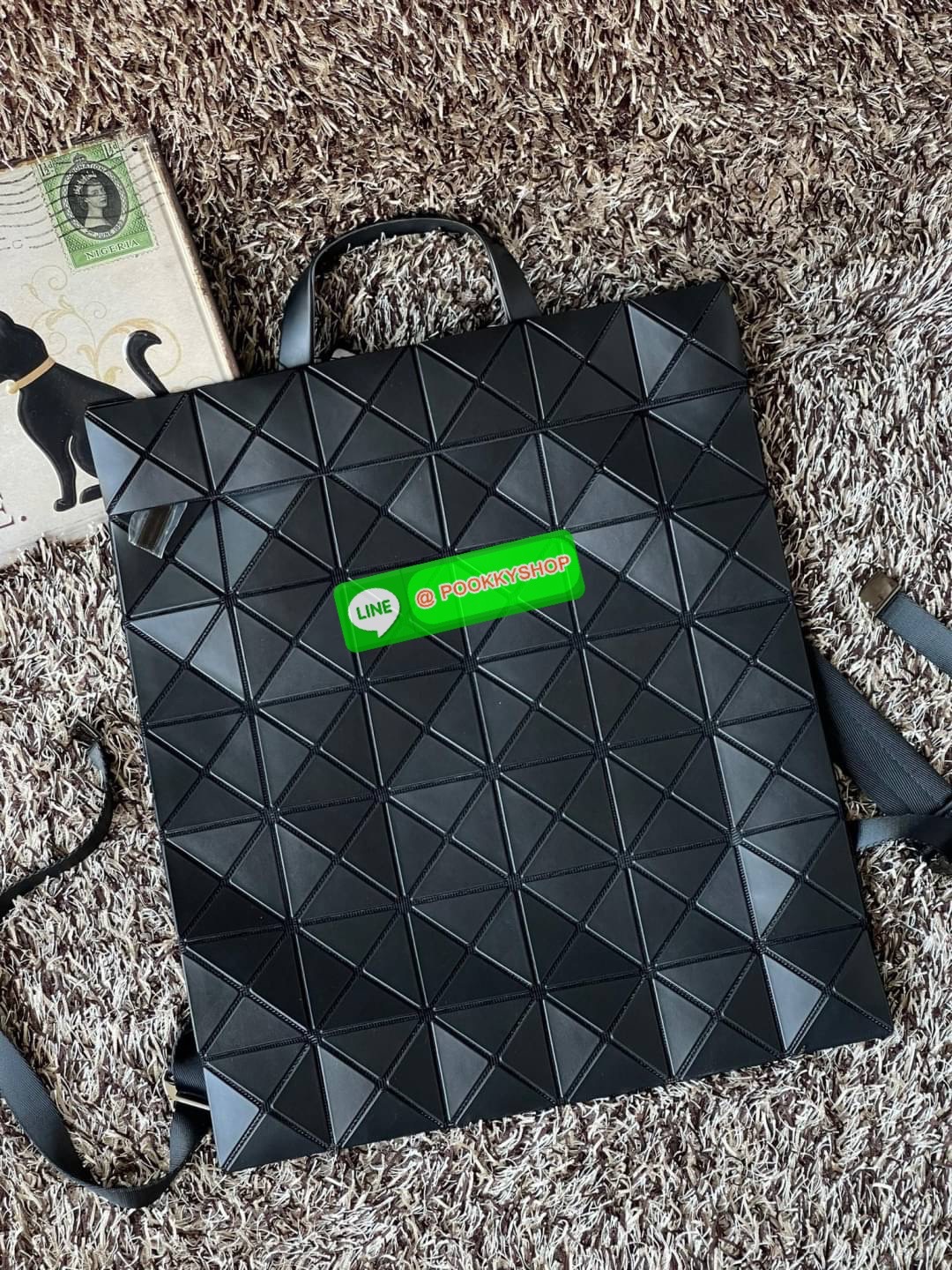 💕BAO BAO ISSEY MIYAKE FLAT PACK BACKPACK รุ่นนี้มีขนาดปานกลาง ไม่เล็กไม่ใหญ่จนเกินไป ดีไซน์เก๋ตามแบบฉบับของแบรนด์ มองเผิน ๆ อาจจะคิดว่ากระเป๋าแบนคงจุของได้ไม่เยอะ แต่บอกเลยว่าใส่ของได้เยอะกว่าที่คิด ด้วยดีไซน์รูปทรงสามเหลี่ยมที่ประกบกัน เมื่อใส่ขอ