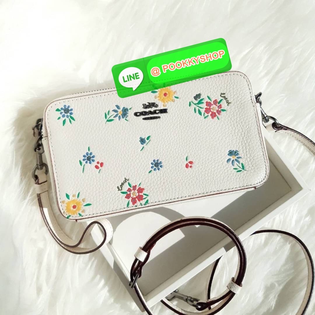 COACH 1103 KIRA CROSSBODY WITH WILDFLOWER PRINT 🏷 เป็นคอลเลคชั่นที่ฮอตมากๆอีกหนึ่ง!! รุ่นนี้ใช้ได้ถึง 2 แบบ!! กระเป๋าสะพายข้าง พร้อมสายคล้องมือ ปรับเปลี่ยนได้ไม่มีเบื่อ ดีไซน์เอกลักษณ์ลวดลายดอกไม้ ใครเห็นเป็นต้องชอบ!! วัสดุหนัง pepble สวยทนทาน ใส่