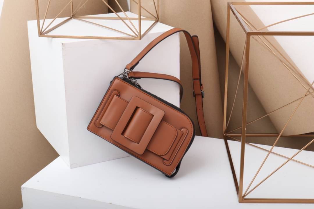 มาอีกรอบละจร้าา โอ๊ยๆๆๆ ...สวยอะไรเบอร์นี้ ไม่มีไม่ได้แล้วววว Belt Case ใหม่ล่าสุดชนช๊อปเลยย จะใช้เป็นคลัช หรือเป็นกระเป๋าสะพายcrossbody ก็ได้ ด้านในกว้างใส่โทรศัพท์ได้ทุกรุ่น แถมยังเหลือที่ใส่ของได้อีกเยอะมาก ใบเดียวคุ้มเลย รุ่นนี้เป็นอีกรุ่นที่ดาราเซเลป