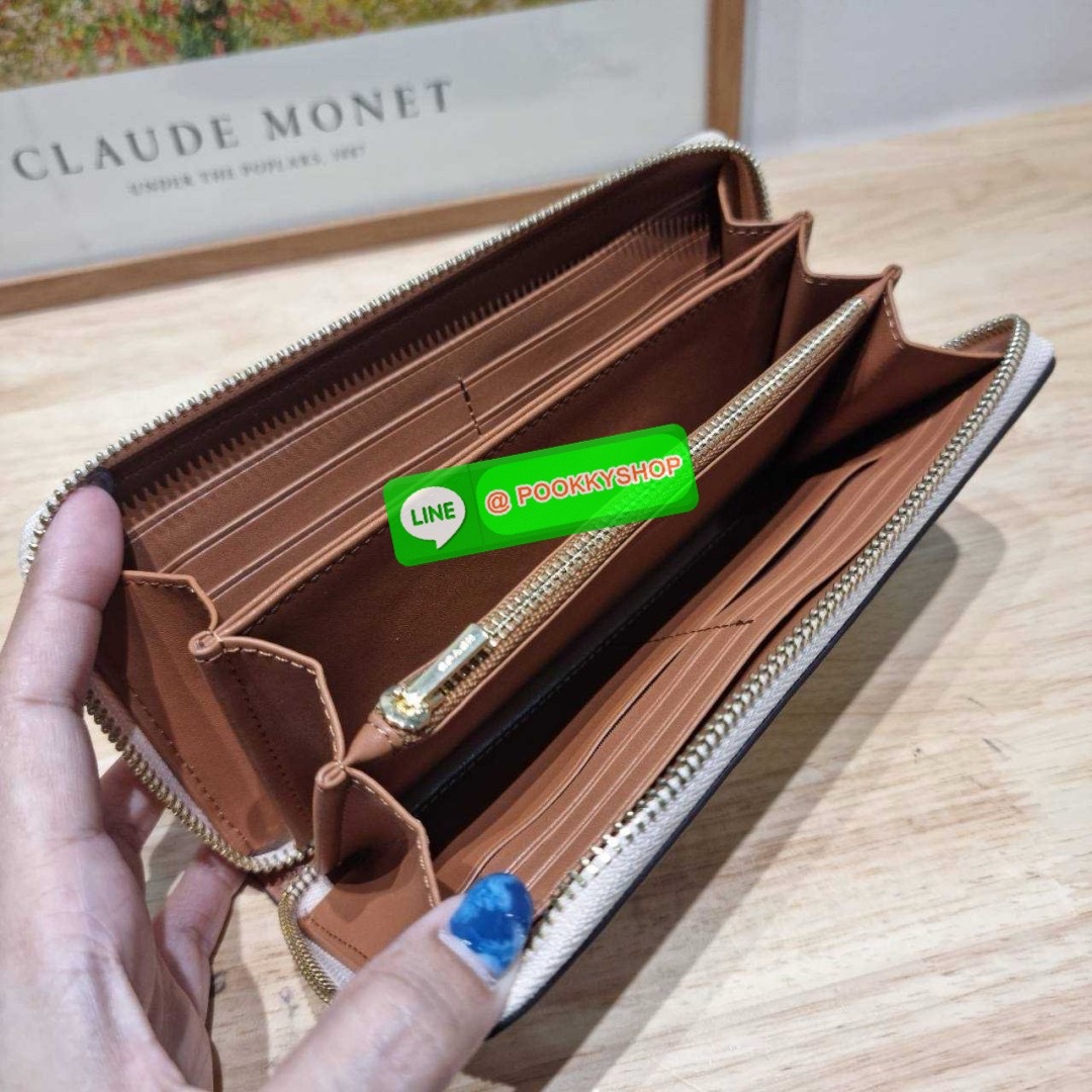 🔆 Model COACH CJ373 LONG ZIP AROUND WALLET WITH FLORAL PRINT 🔆 Details กระเป๋าสตางค์ใบยาว คอลเลคชั่นใหม่ กับดีไซน์ใหม่ ลวดลายดอกไม้สดใสรอบใบโดดเด่น สะดวกใช้งานและขนาดกำลังเหมาะมือมากๆ รูดใช้งานด้วยซิปรอบใบ ภายในแบ่งสัดส่วนไว้อย่างดี มีทั้ง